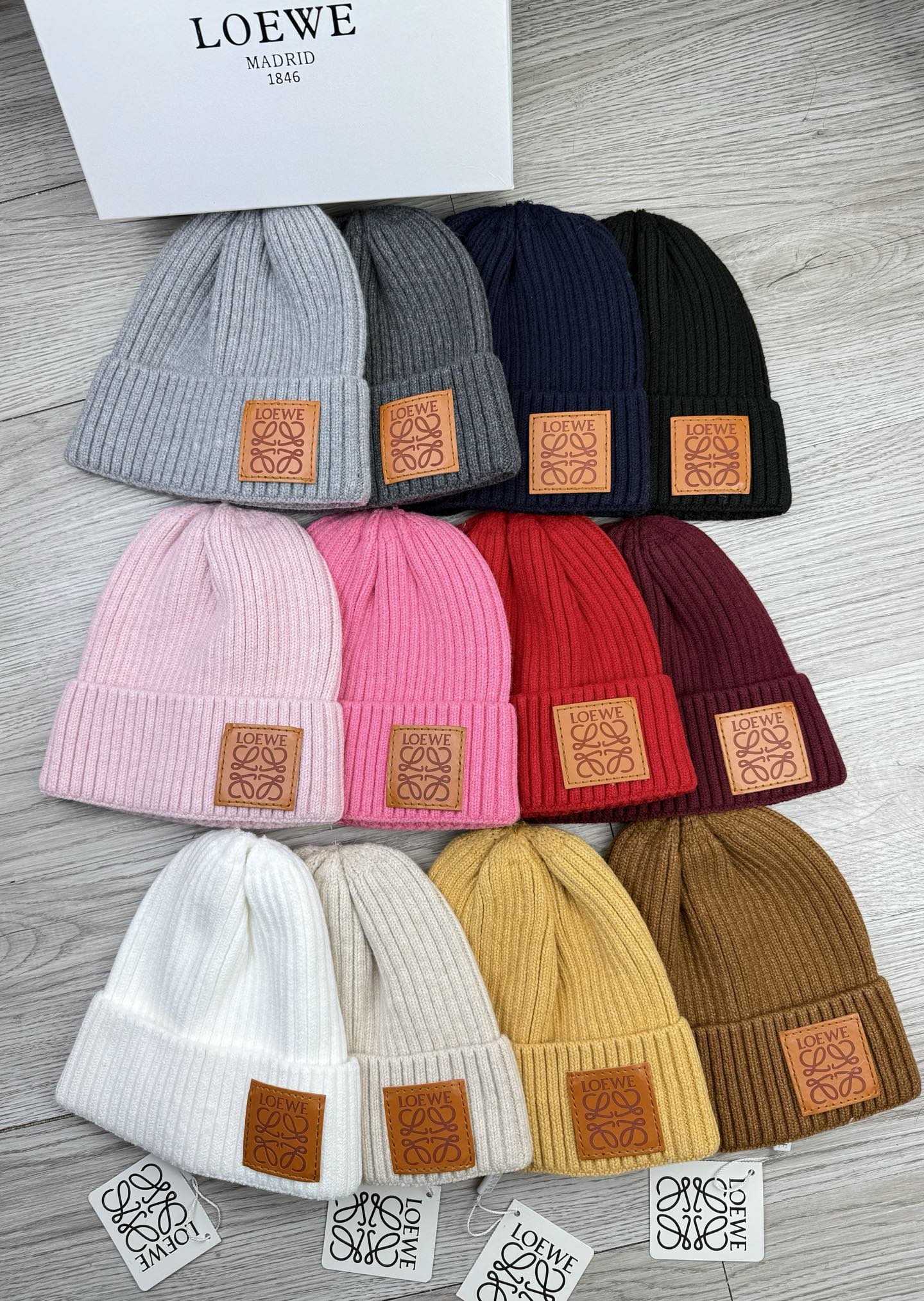 。Loewe。福利！【细毛线针织单帽】新款上架，特别实惠的一个系列帽子，面料：细毛线。密度紧致！毛线针织