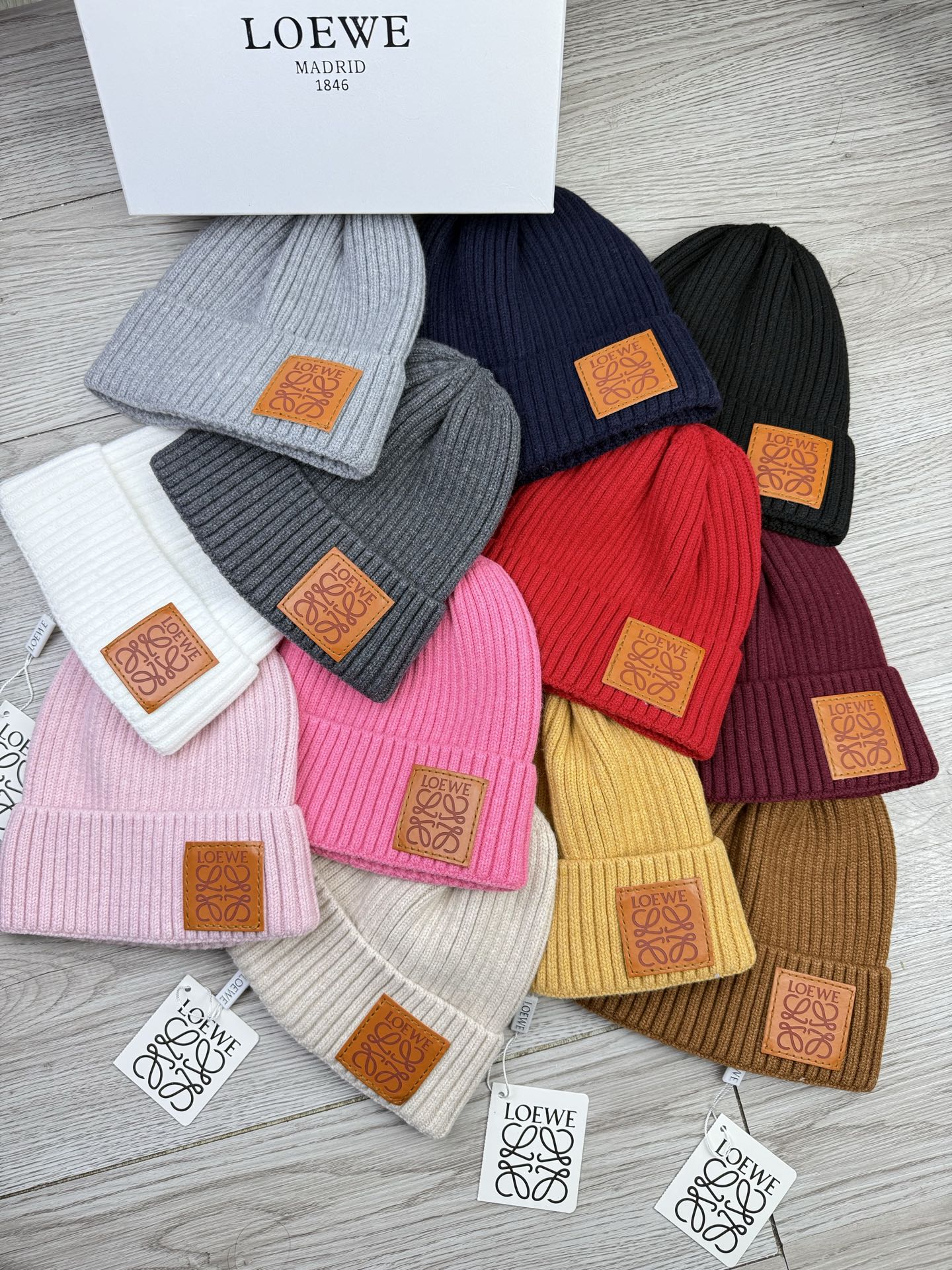 。Loewe。福利！【细毛线针织单帽】新款上架，特别实惠的一个系列帽子，面料：细毛线。密度紧致！毛线针织