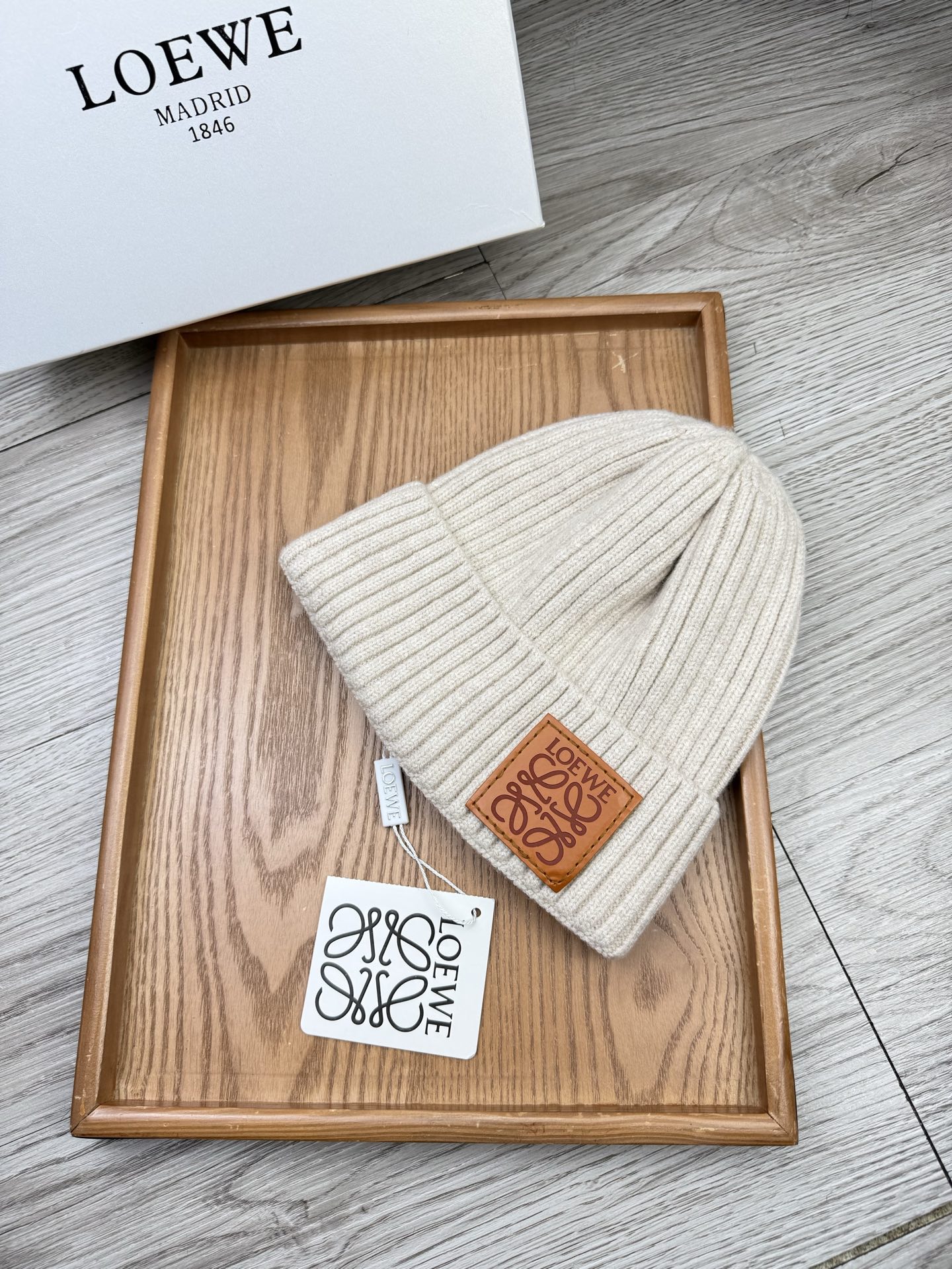 。Loewe。福利！【细毛线针织单帽】新款上架，特别实惠的一个系列帽子，面料：细毛线。密度紧致！毛线针织