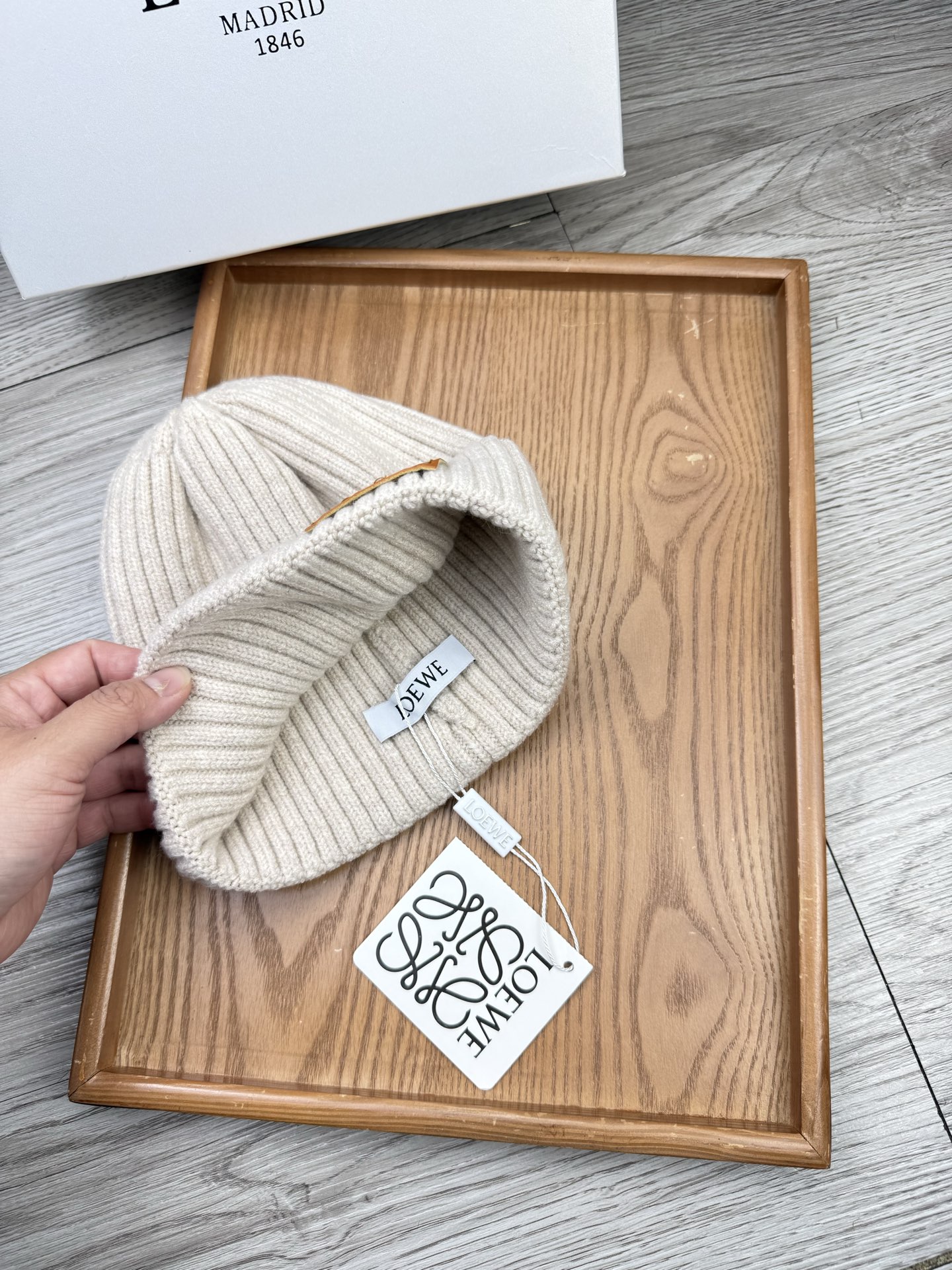 。Loewe。福利！【细毛线针织单帽】新款上架，特别实惠的一个系列帽子，面料：细毛线。密度紧致！毛线针织