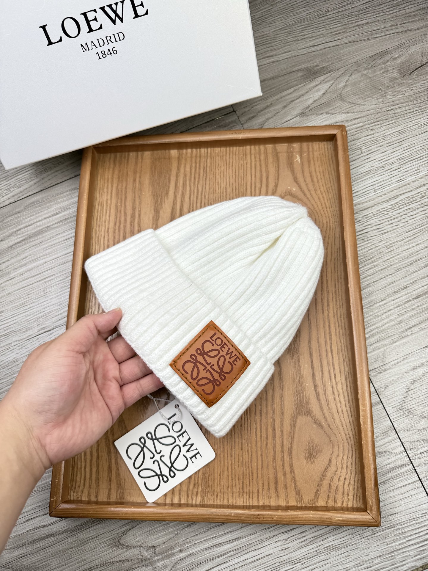 。Loewe。福利！【细毛线针织单帽】新款上架，特别实惠的一个系列帽子，面料：细毛线。密度紧致！毛线针织