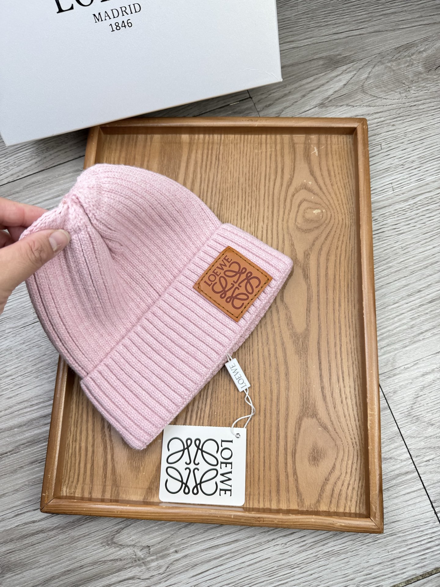 。Loewe。福利！【细毛线针织单帽】新款上架，特别实惠的一个系列帽子，面料：细毛线。密度紧致！毛线针织