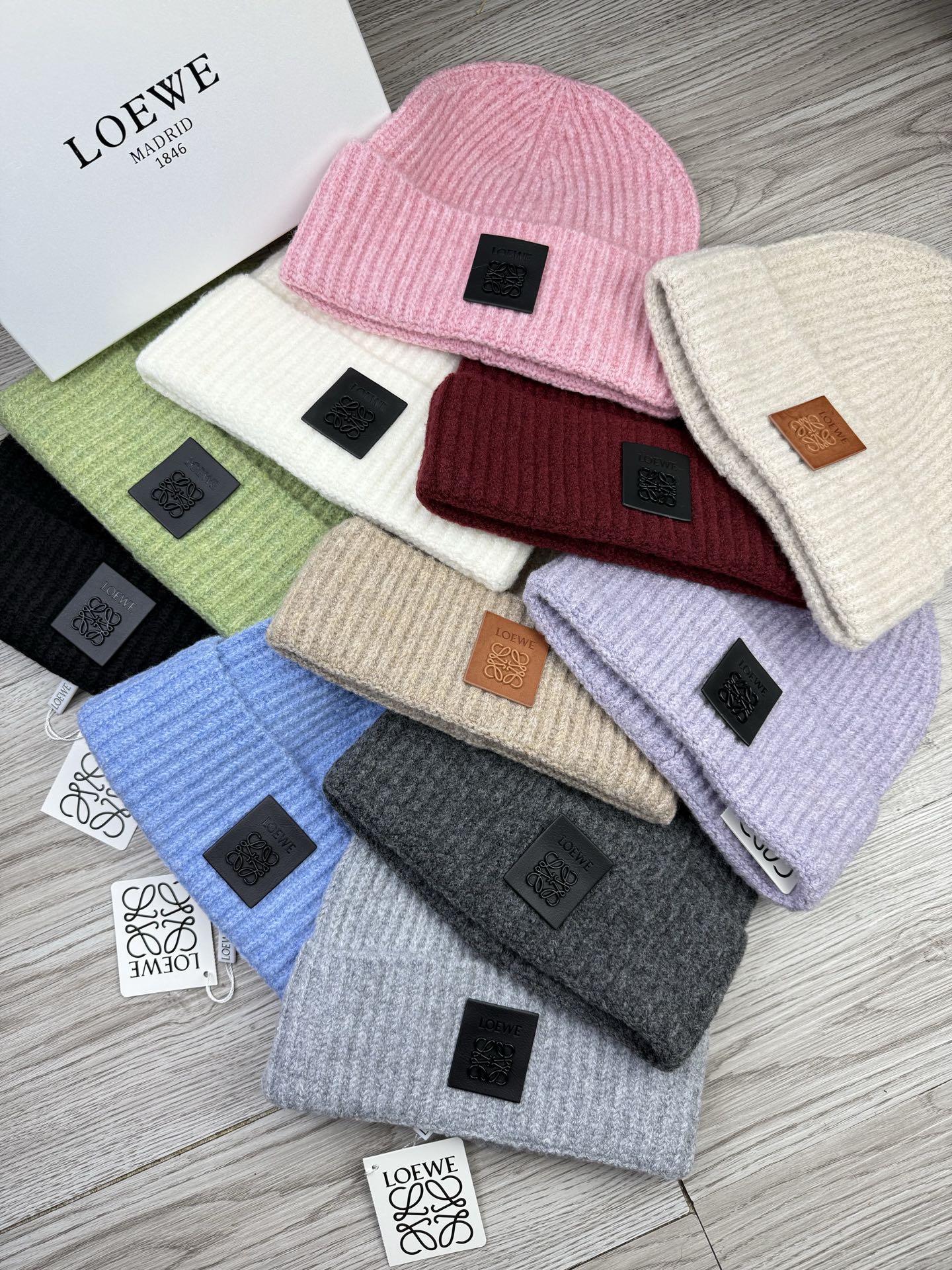 。Loewe。福利！【细毛线针织单帽】新款上架，特别实惠的一个系列帽子，面料：细毛线。密度紧致！毛线针织