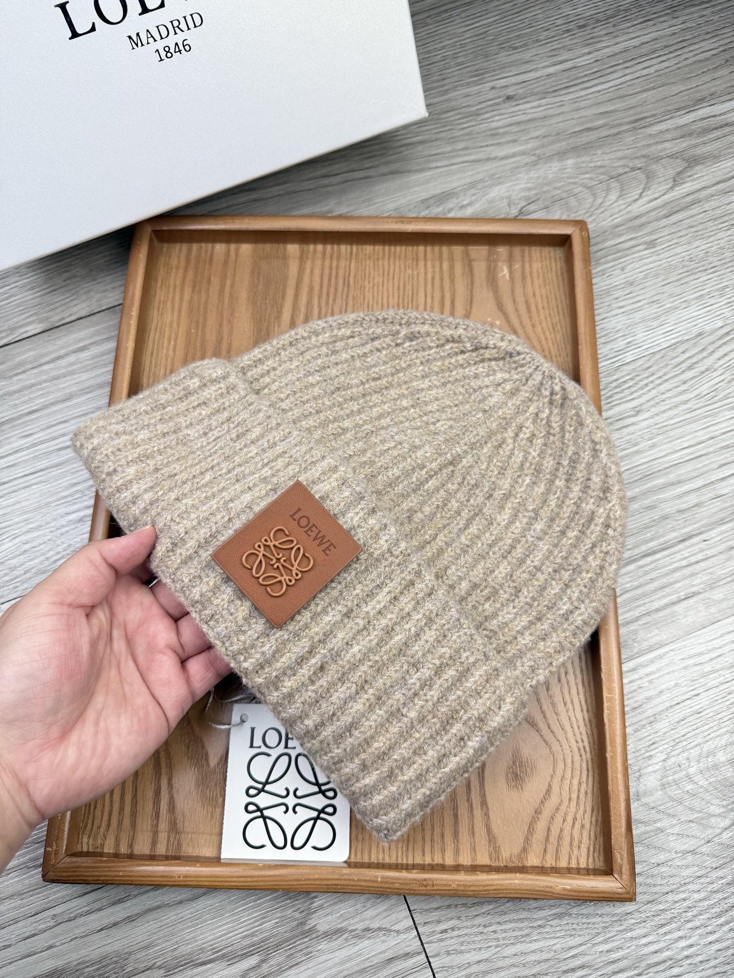 。Loewe。福利！【细毛线针织单帽】新款上架，特别实惠的一个系列帽子，面料：细毛线。密度紧致！毛线针织