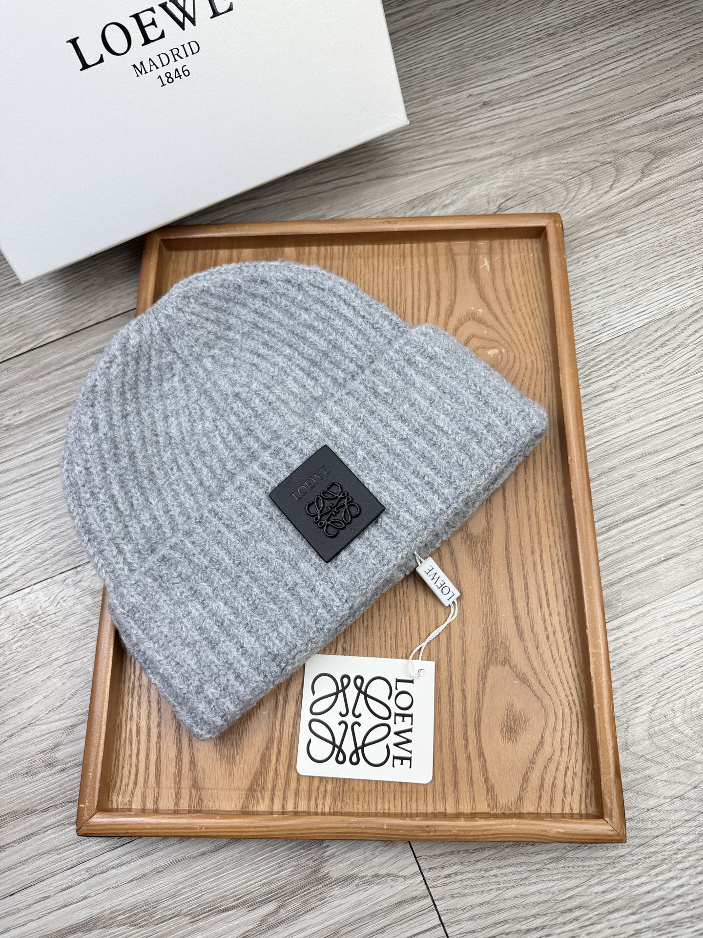 。Loewe。福利！【细毛线针织单帽】新款上架，特别实惠的一个系列帽子，面料：细毛线。密度紧致！毛线针织