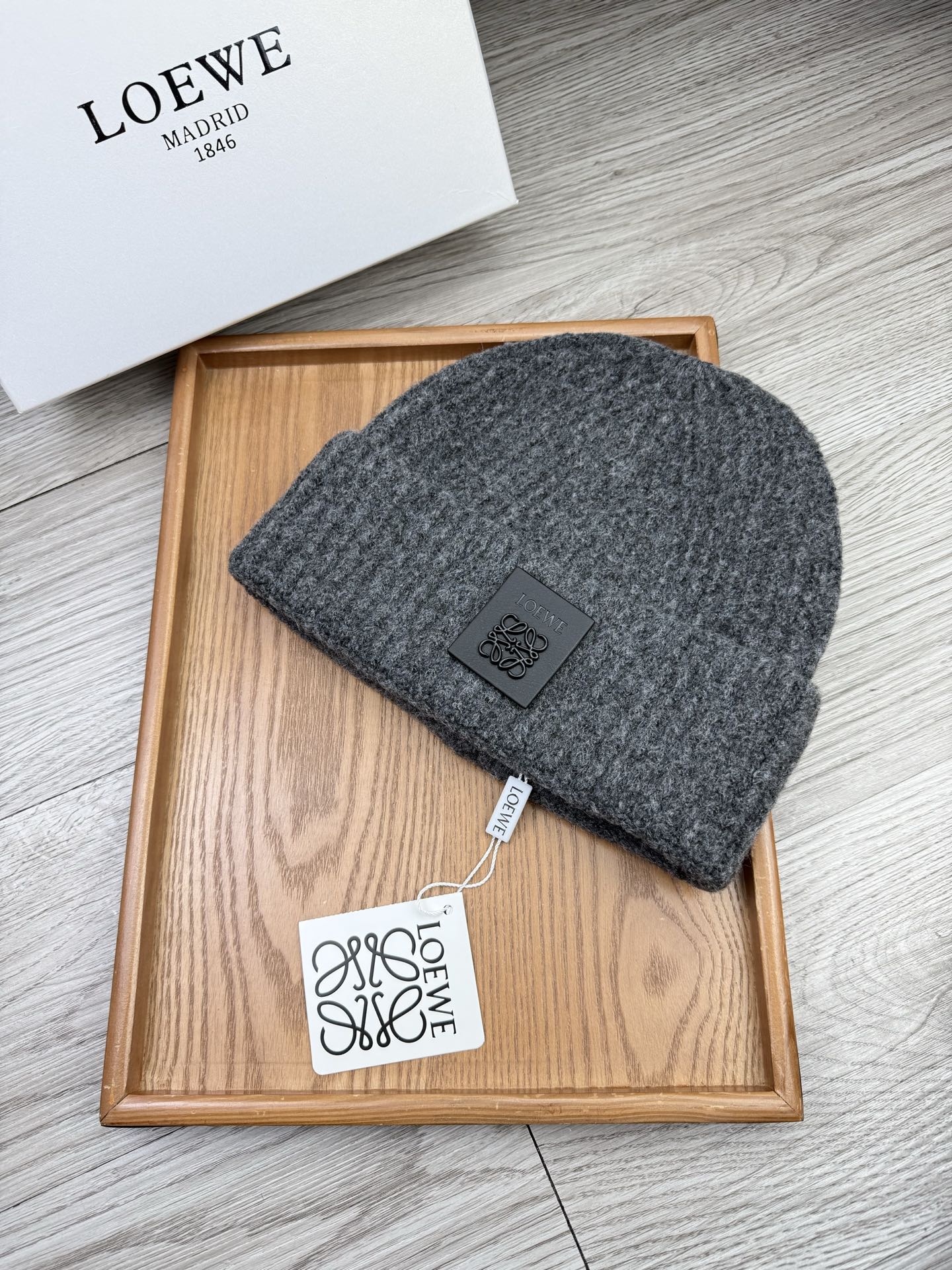 。Loewe。福利！【细毛线针织单帽】新款上架，特别实惠的一个系列帽子，面料：细毛线。密度紧致！毛线针织