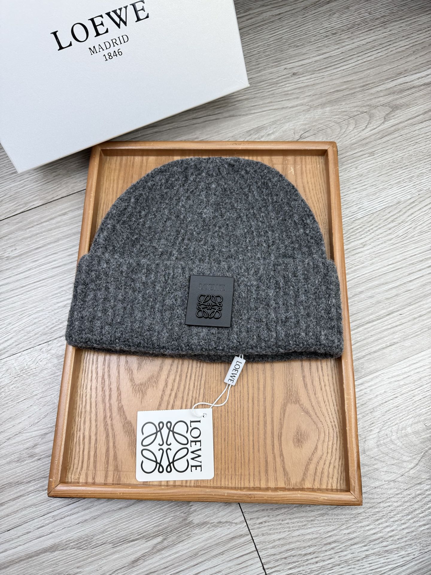 。Loewe。福利！【细毛线针织单帽】新款上架，特别实惠的一个系列帽子，面料：细毛线。密度紧致！毛线针织