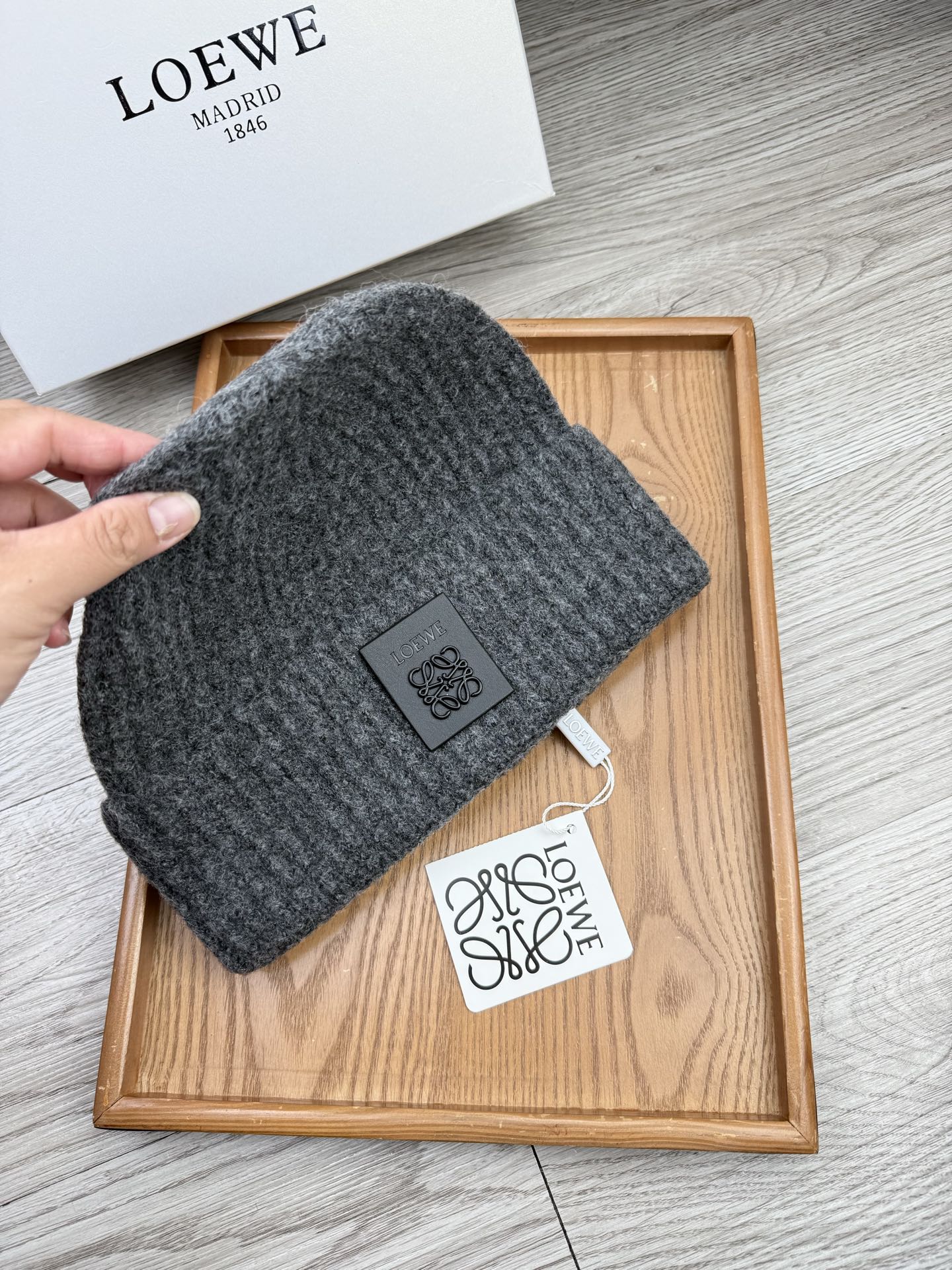 。Loewe。福利！【细毛线针织单帽】新款上架，特别实惠的一个系列帽子，面料：细毛线。密度紧致！毛线针织