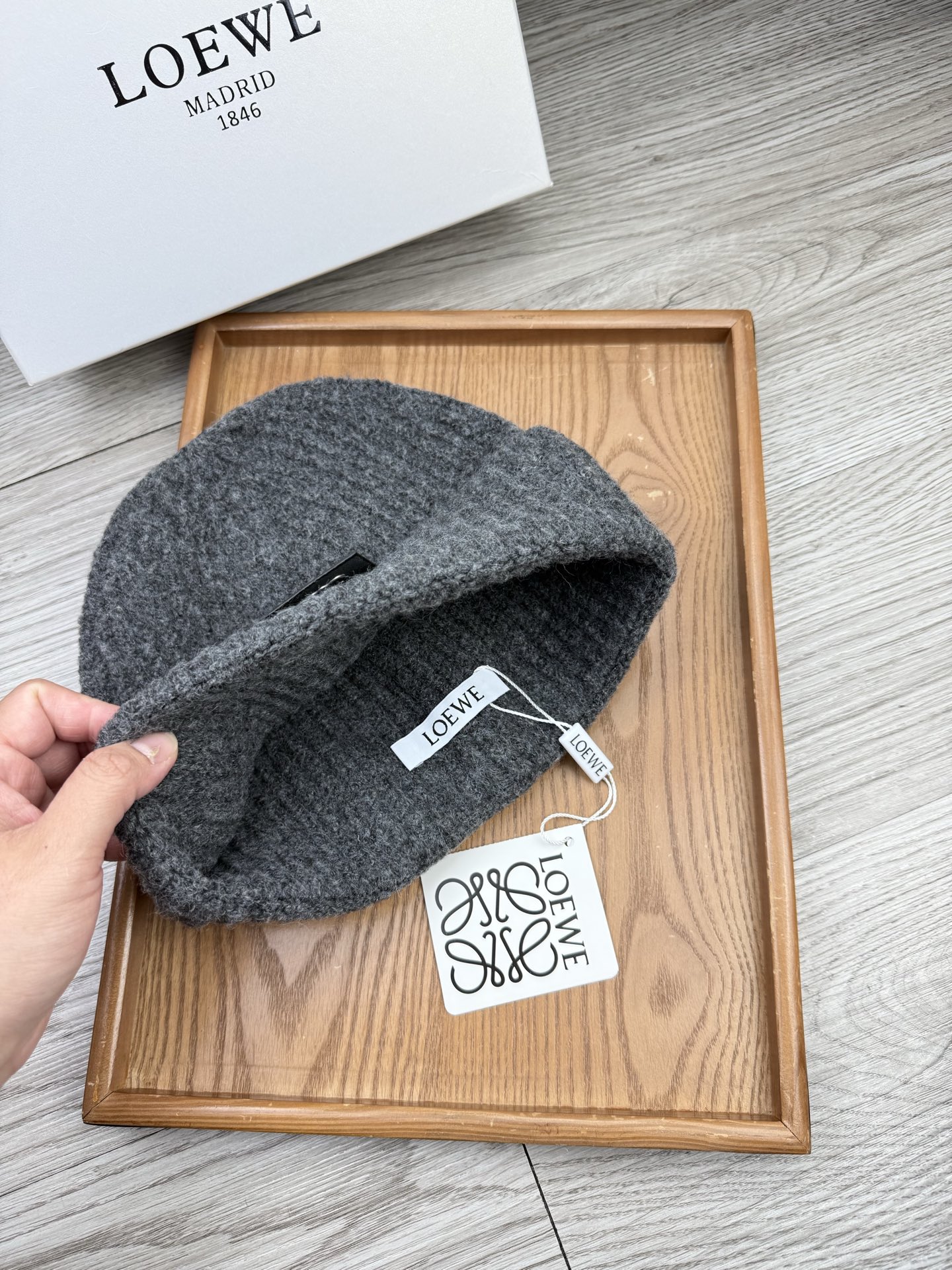 。Loewe。福利！【细毛线针织单帽】新款上架，特别实惠的一个系列帽子，面料：细毛线。密度紧致！毛线针织