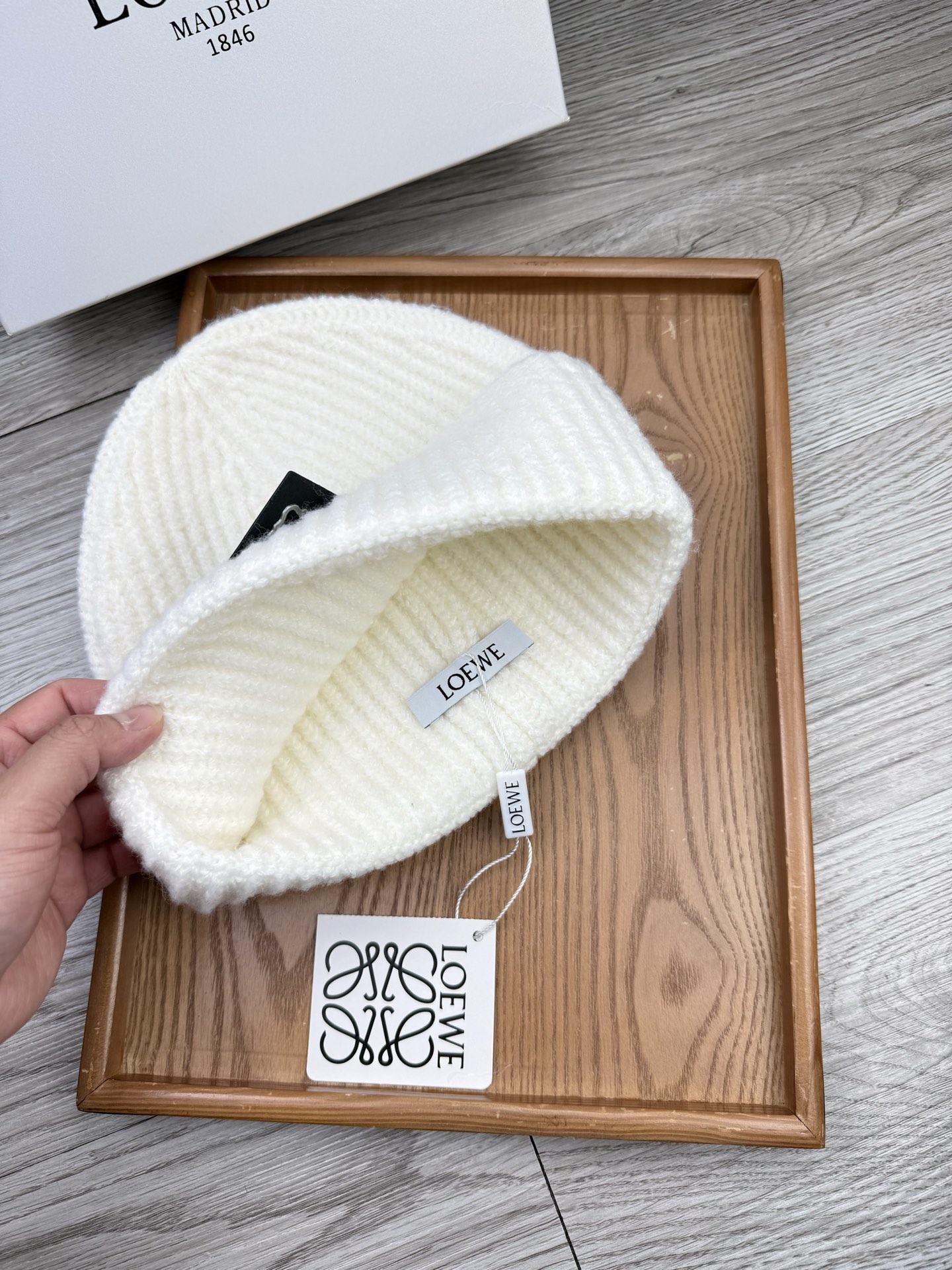 。Loewe。福利！【细毛线针织单帽】新款上架，特别实惠的一个系列帽子，面料：细毛线。密度紧致！毛线针织