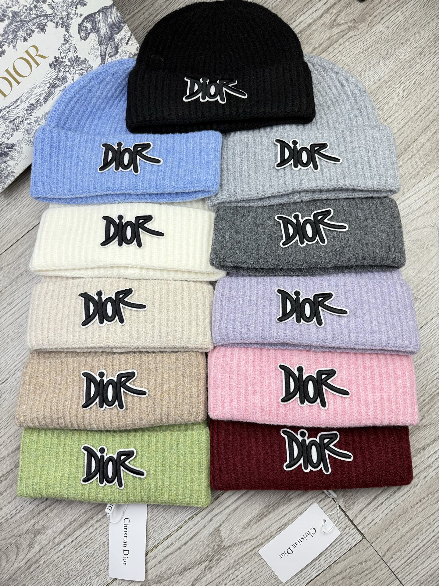 。Dior。福利！【细毛线针织单帽】新款上架，特别实惠的一个系列帽子，面料：细毛线。密度紧致！毛线针织面