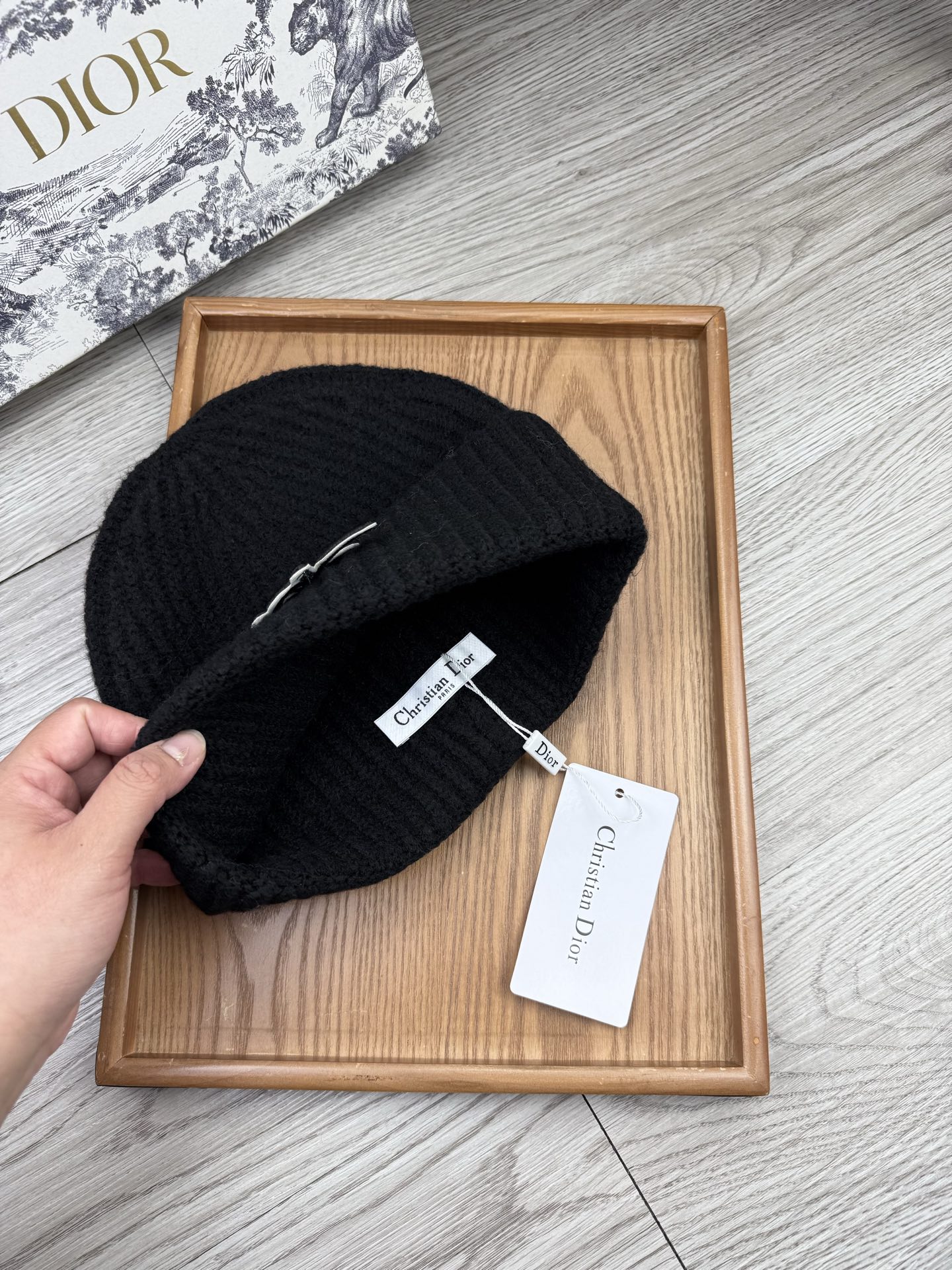 。Dior。福利！【细毛线针织单帽】新款上架，特别实惠的一个系列帽子，面料：细毛线。密度紧致！毛线针织面