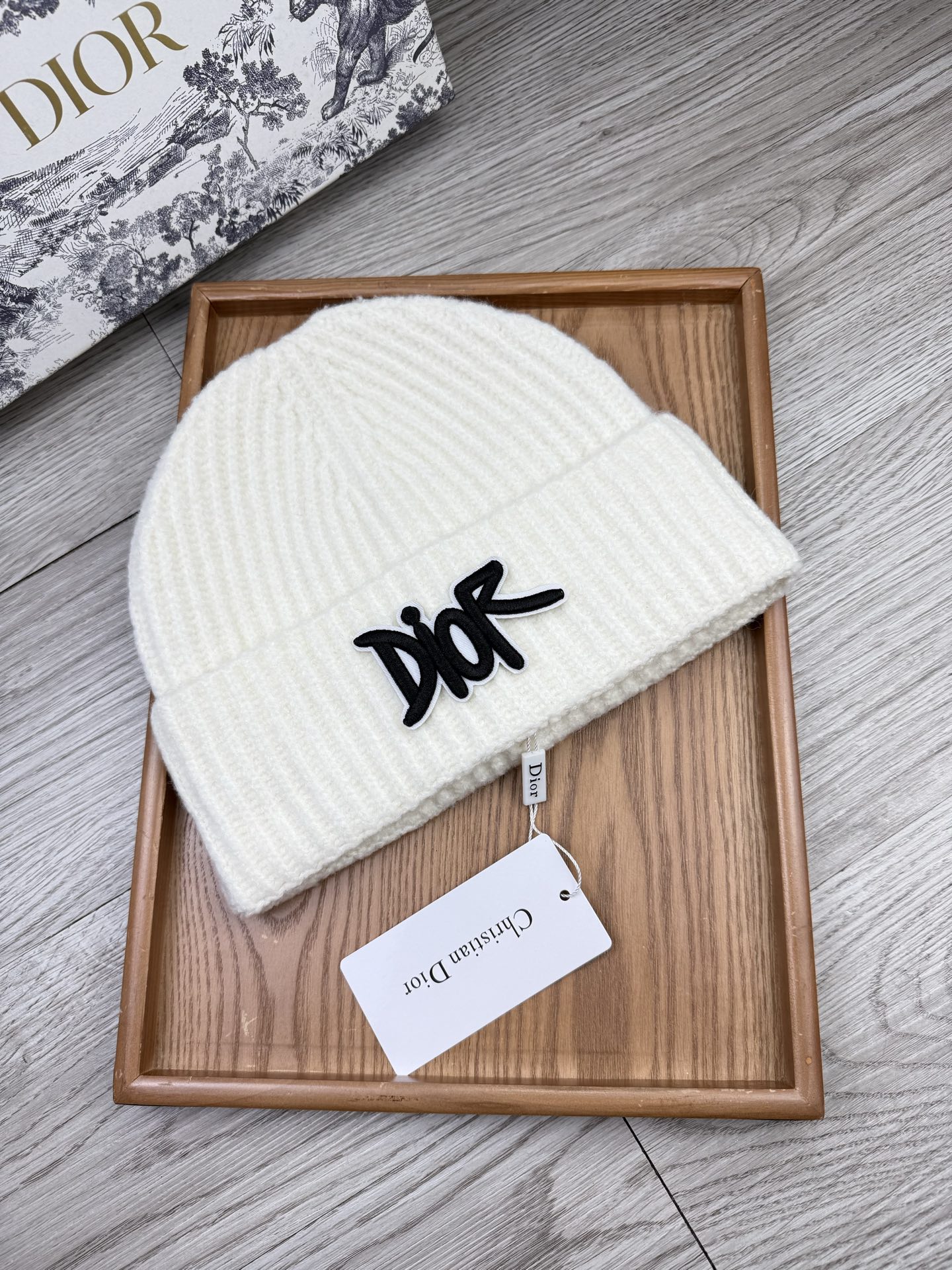 。Dior。福利！【细毛线针织单帽】新款上架，特别实惠的一个系列帽子，面料：细毛线。密度紧致！毛线针织面