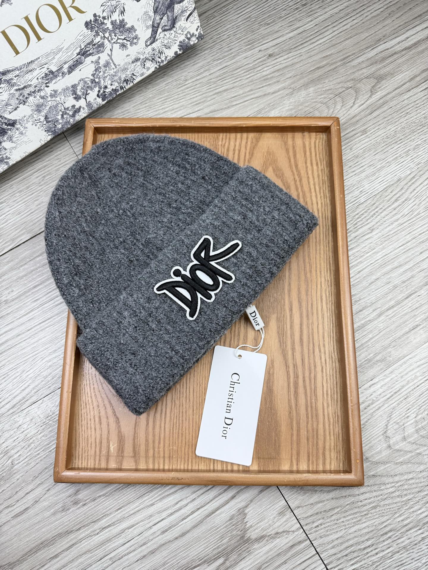 。Dior。福利！【细毛线针织单帽】新款上架，特别实惠的一个系列帽子，面料：细毛线。密度紧致！毛线针织面