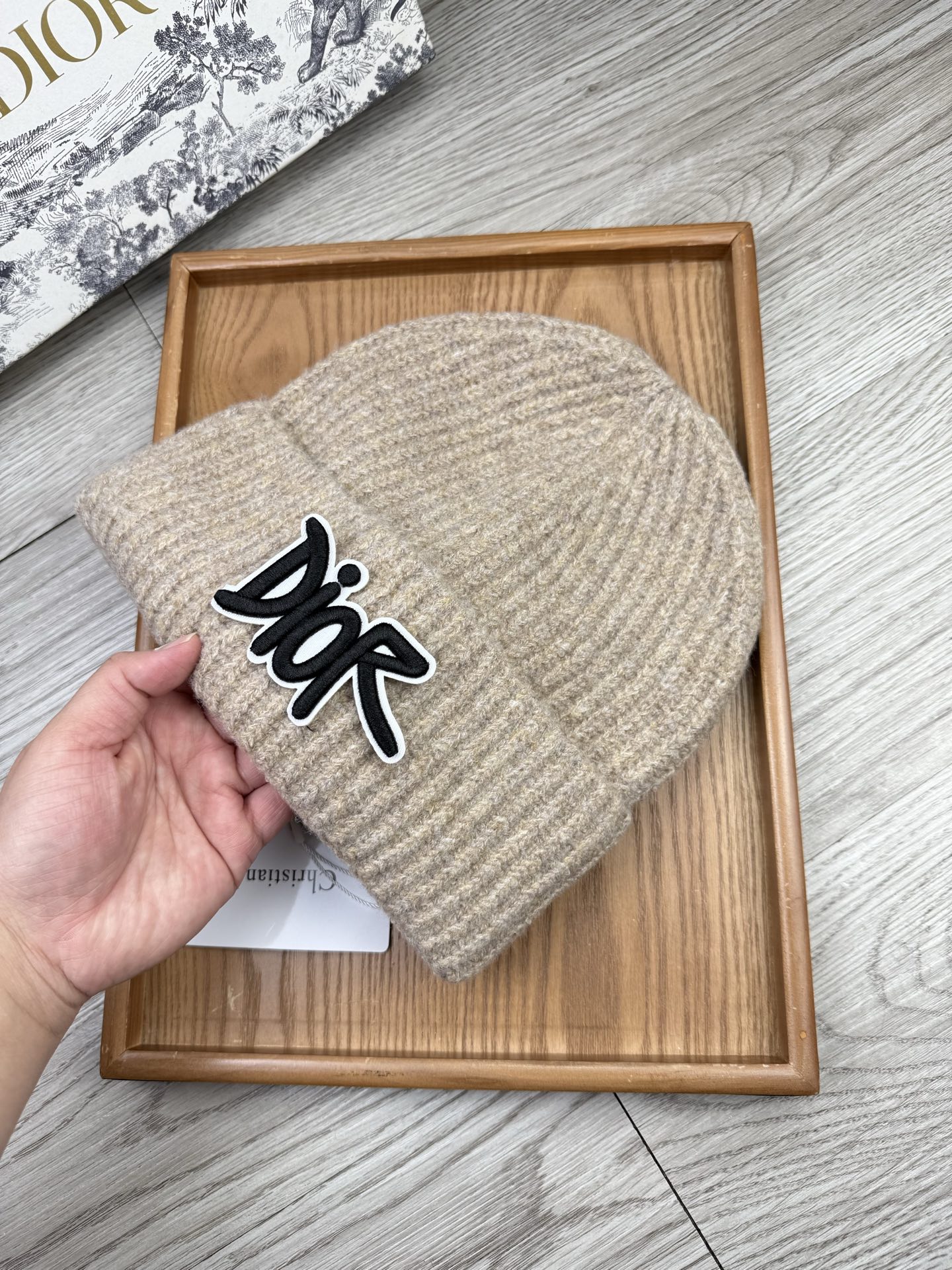 。Dior。福利！【细毛线针织单帽】新款上架，特别实惠的一个系列帽子，面料：细毛线。密度紧致！毛线针织面