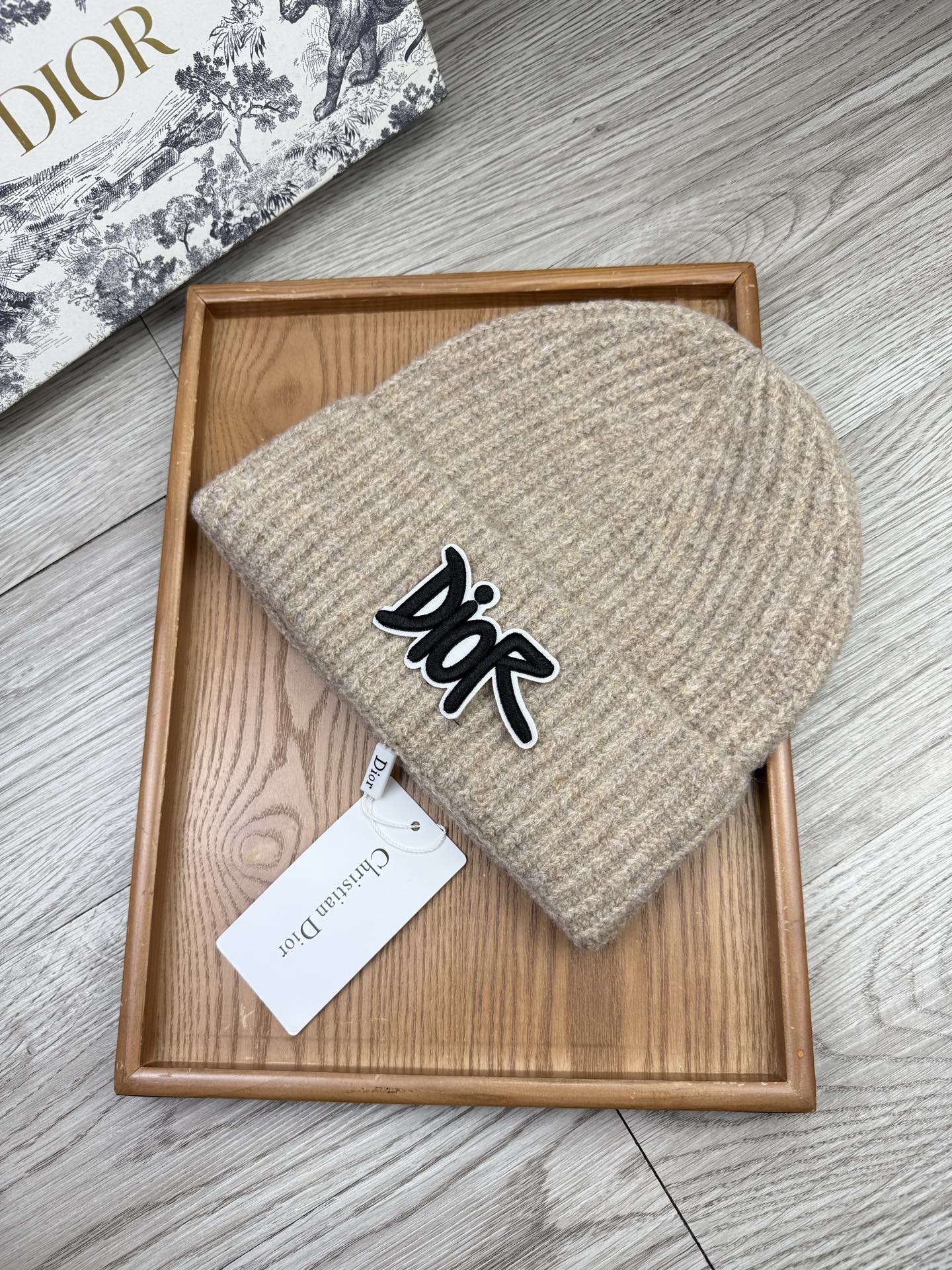 。Dior。福利！【细毛线针织单帽】新款上架，特别实惠的一个系列帽子，面料：细毛线。密度紧致！毛线针织面