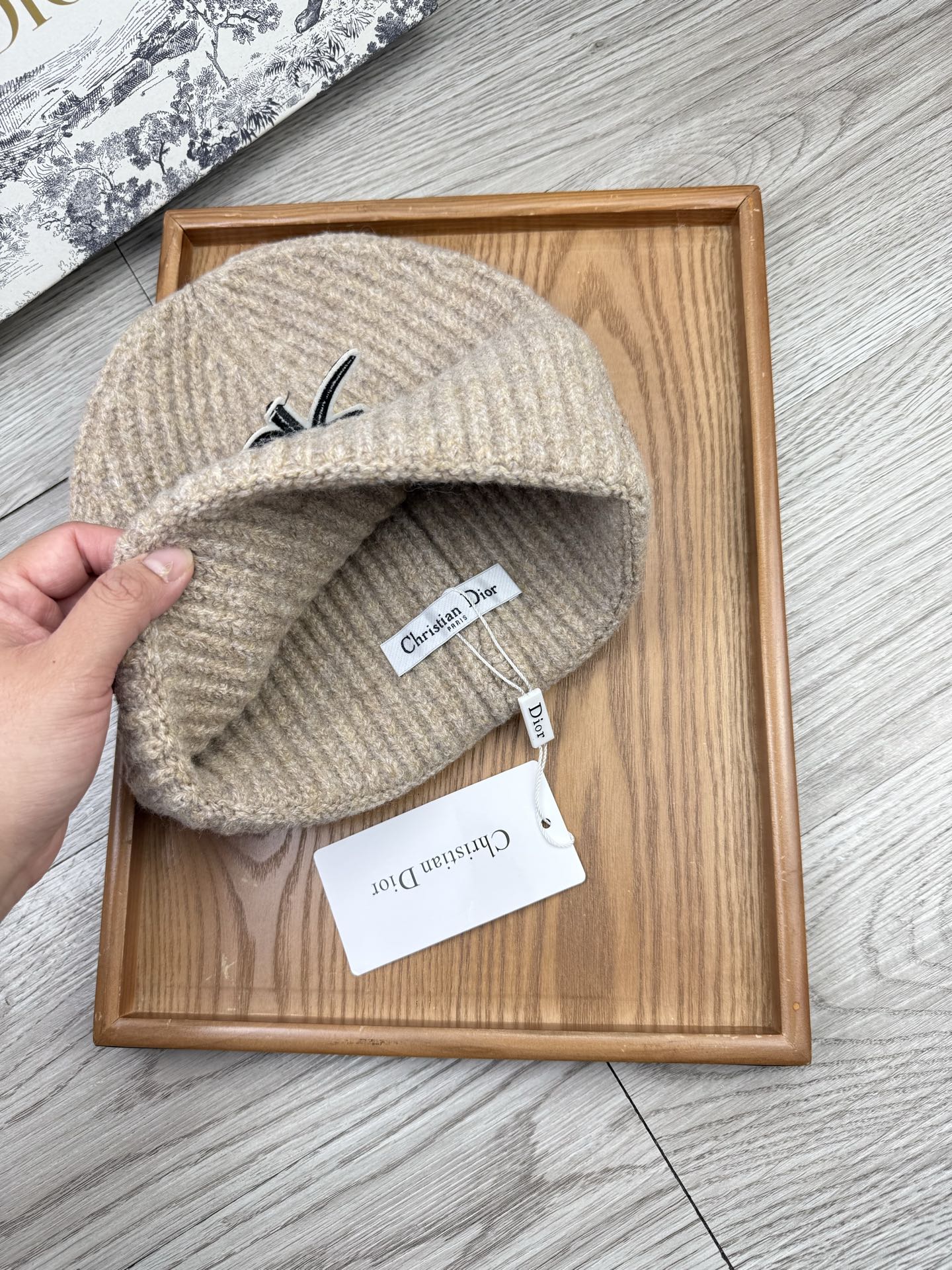 。Dior。福利！【细毛线针织单帽】新款上架，特别实惠的一个系列帽子，面料：细毛线。密度紧致！毛线针织面