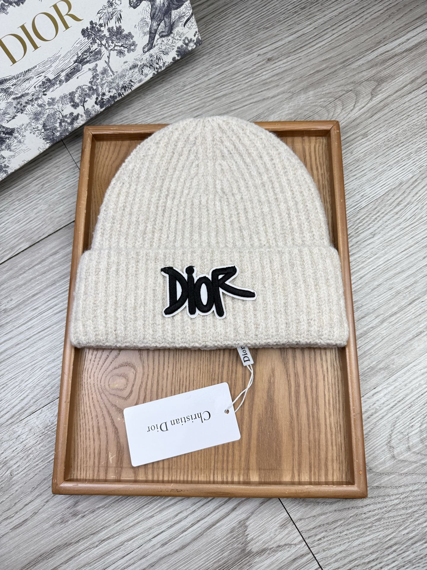 。Dior。福利！【细毛线针织单帽】新款上架，特别实惠的一个系列帽子，面料：细毛线。密度紧致！毛线针织面