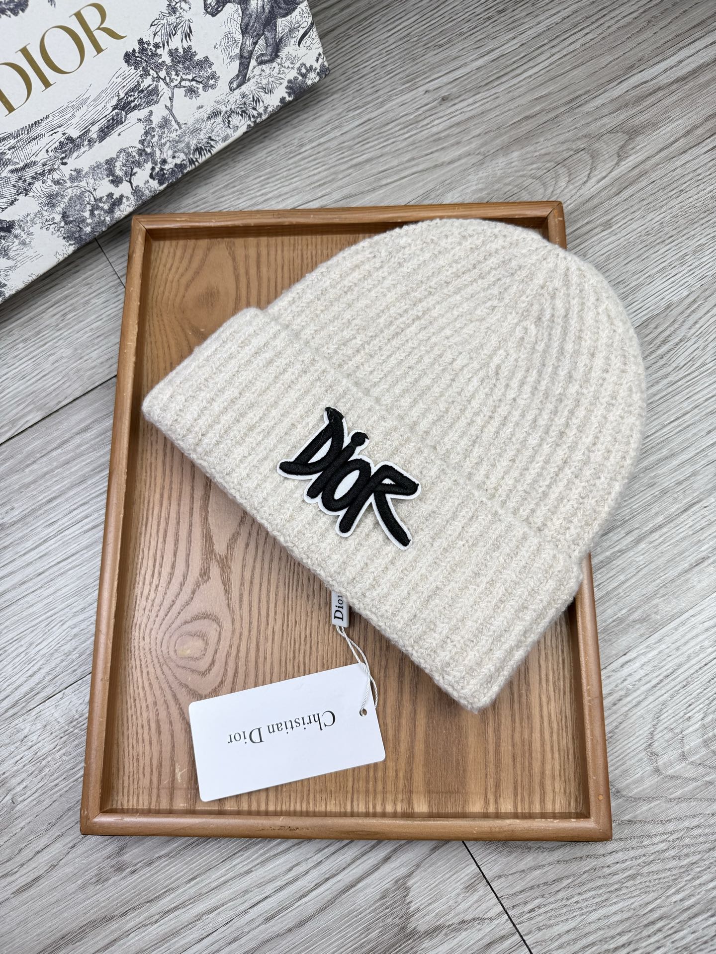 。Dior。福利！【细毛线针织单帽】新款上架，特别实惠的一个系列帽子，面料：细毛线。密度紧致！毛线针织面