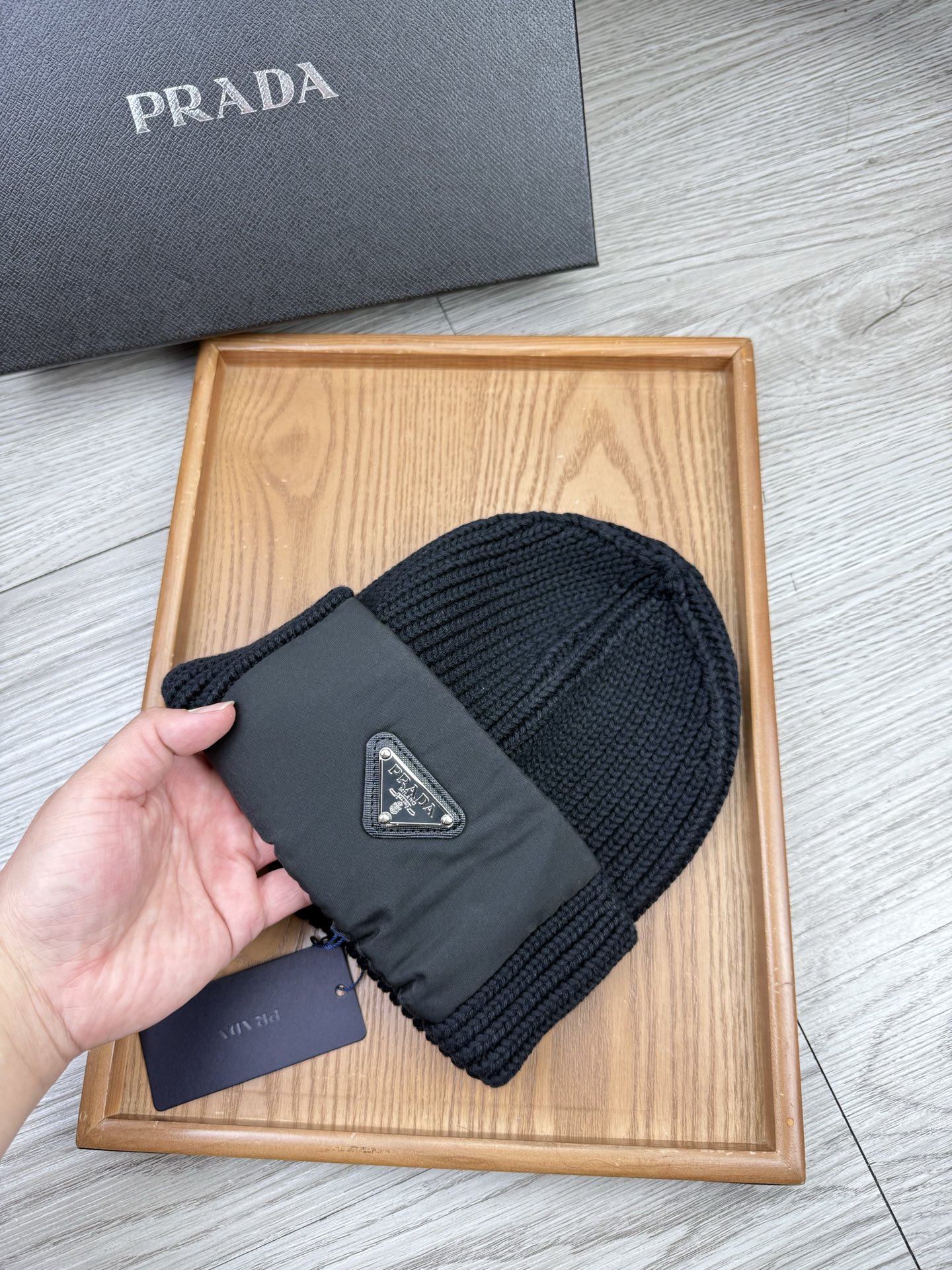 。Prada。福利！【细毛线针织单帽】新款上架，特别实惠的一个系列帽子，面料：细毛线。密度紧致！毛线针织