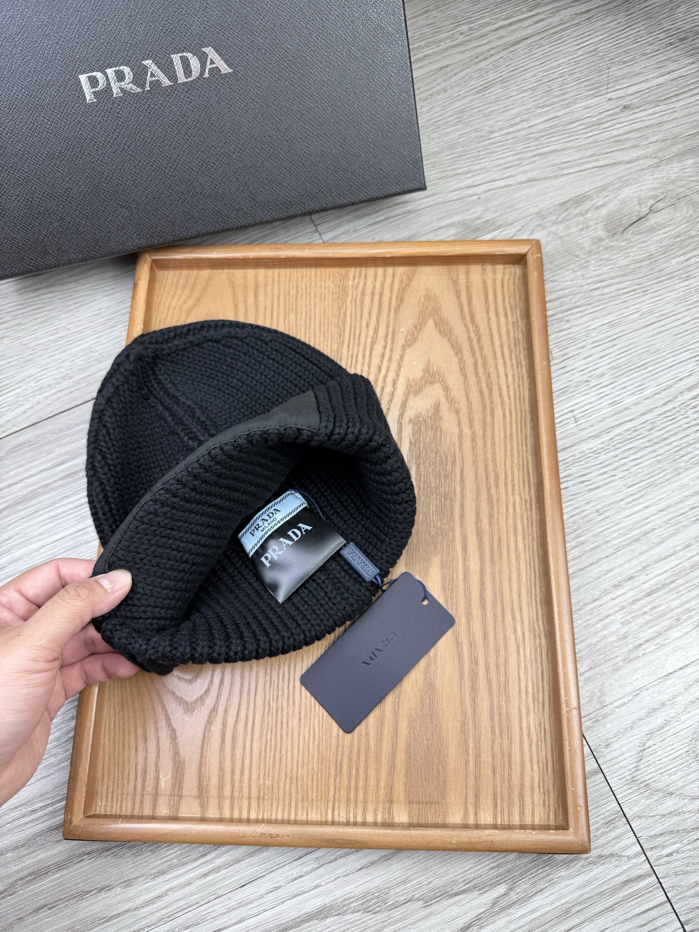 。Prada。福利！【细毛线针织单帽】新款上架，特别实惠的一个系列帽子，面料：细毛线。密度紧致！毛线针织