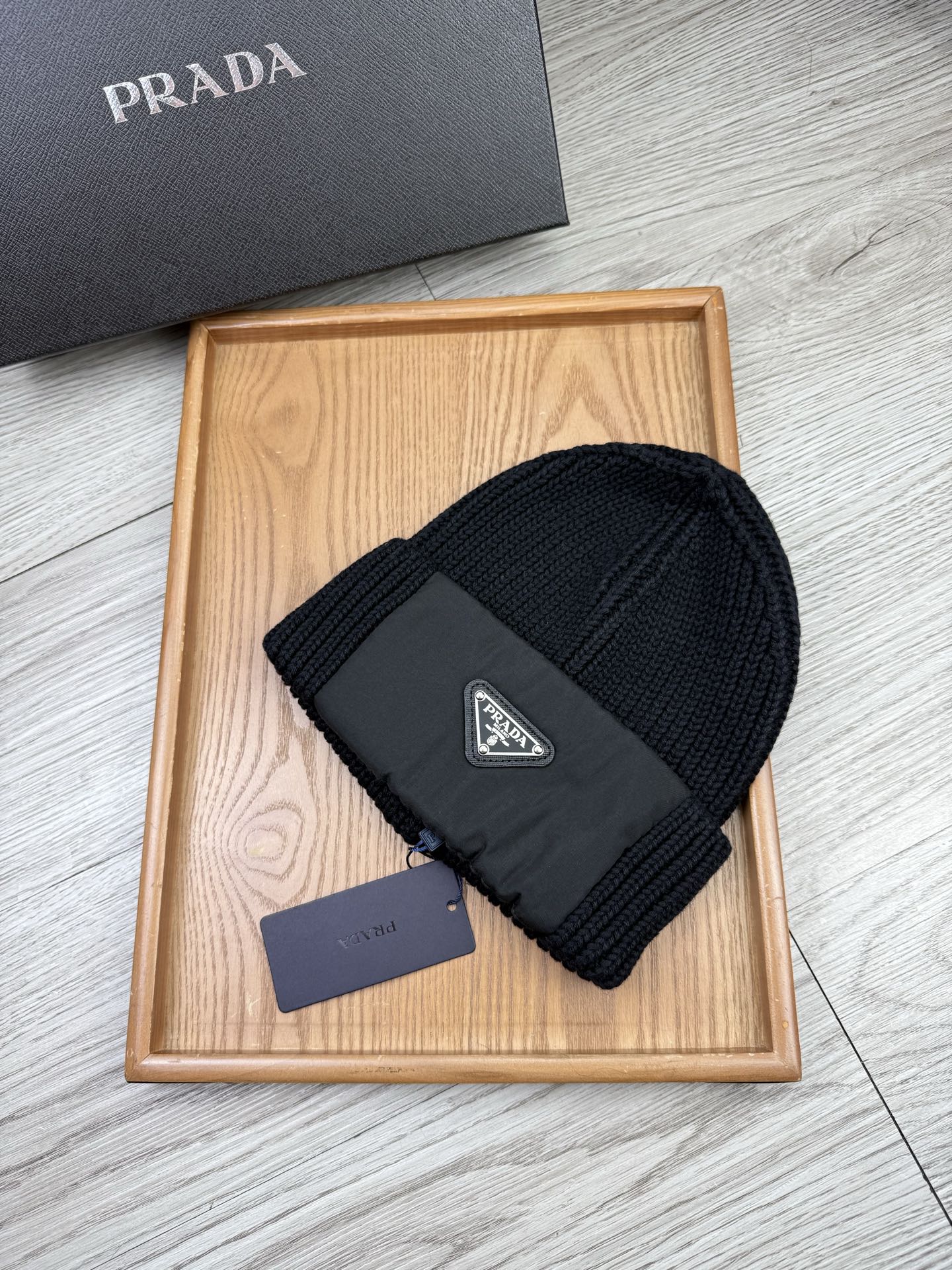 。Prada。福利！【细毛线针织单帽】新款上架，特别实惠的一个系列帽子，面料：细毛线。密度紧致！毛线针织