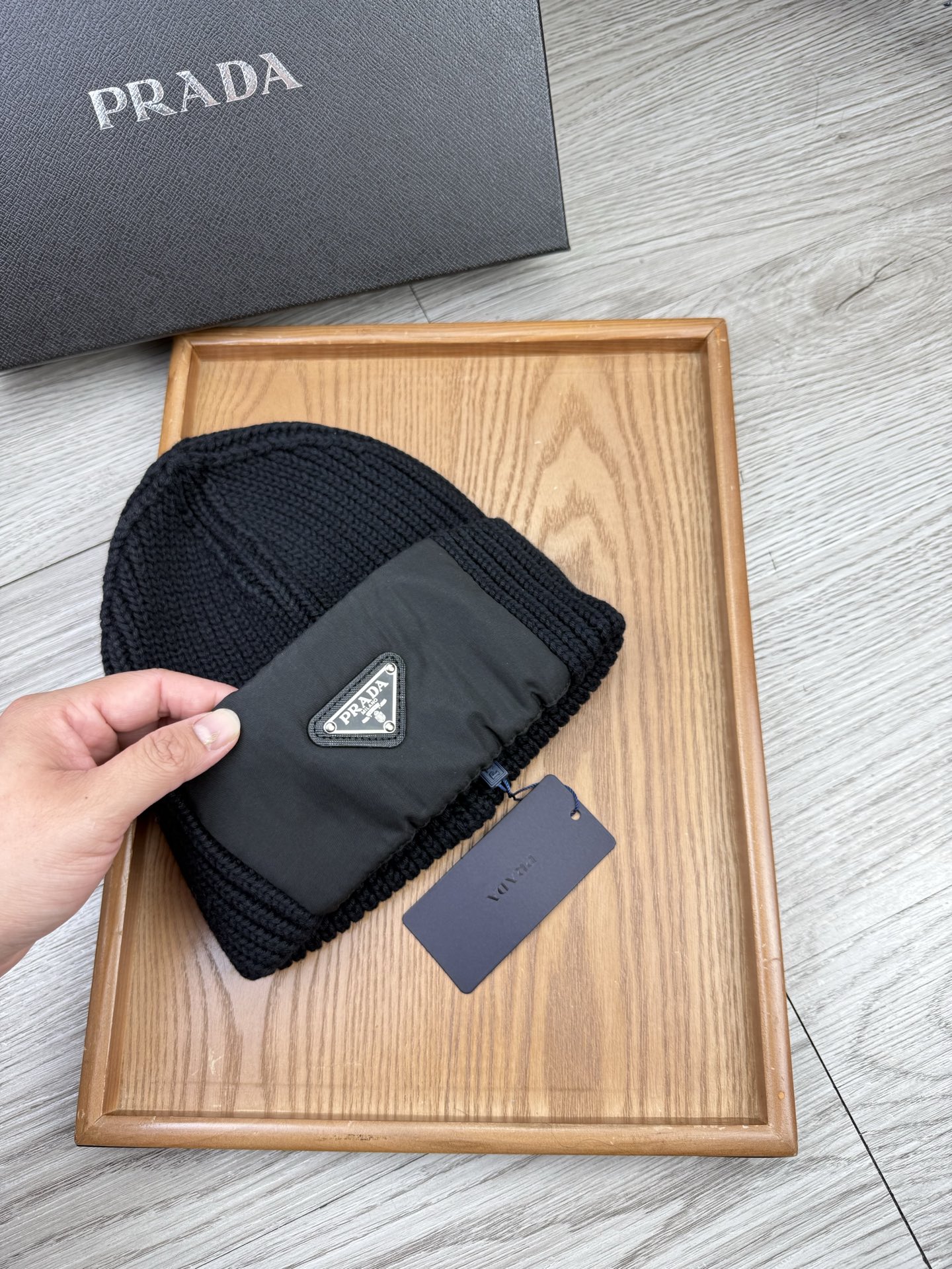 。Prada。福利！【细毛线针织单帽】新款上架，特别实惠的一个系列帽子，面料：细毛线。密度紧致！毛线针织