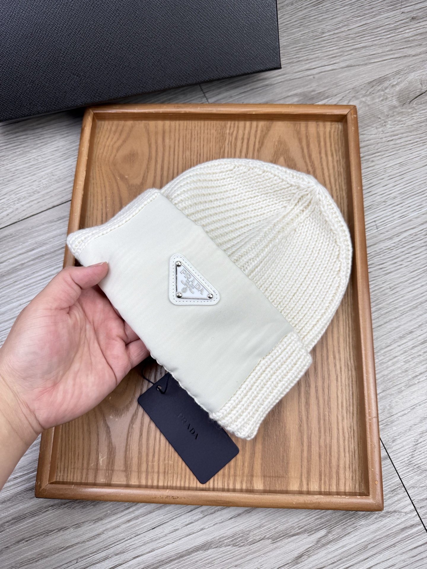 。Prada。福利！【细毛线针织单帽】新款上架，特别实惠的一个系列帽子，面料：细毛线。密度紧致！毛线针织