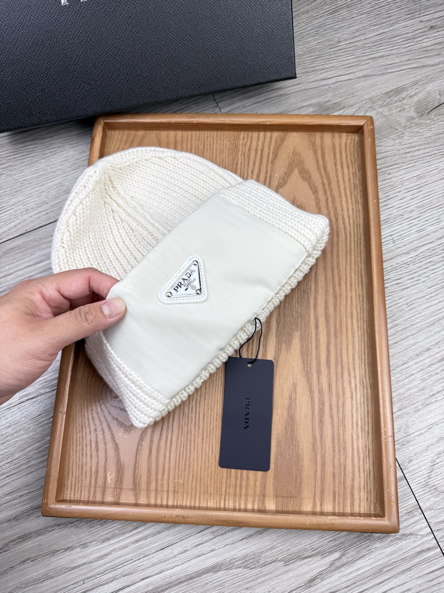 。Prada。福利！【细毛线针织单帽】新款上架，特别实惠的一个系列帽子，面料：细毛线。密度紧致！毛线针织