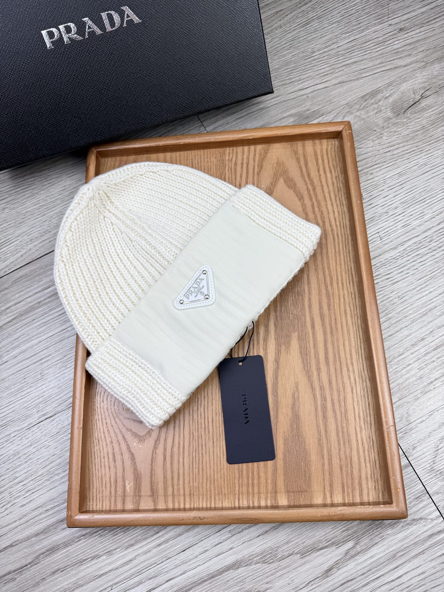 。Prada。福利！【细毛线针织单帽】新款上架，特别实惠的一个系列帽子，面料：细毛线。密度紧致！毛线针织