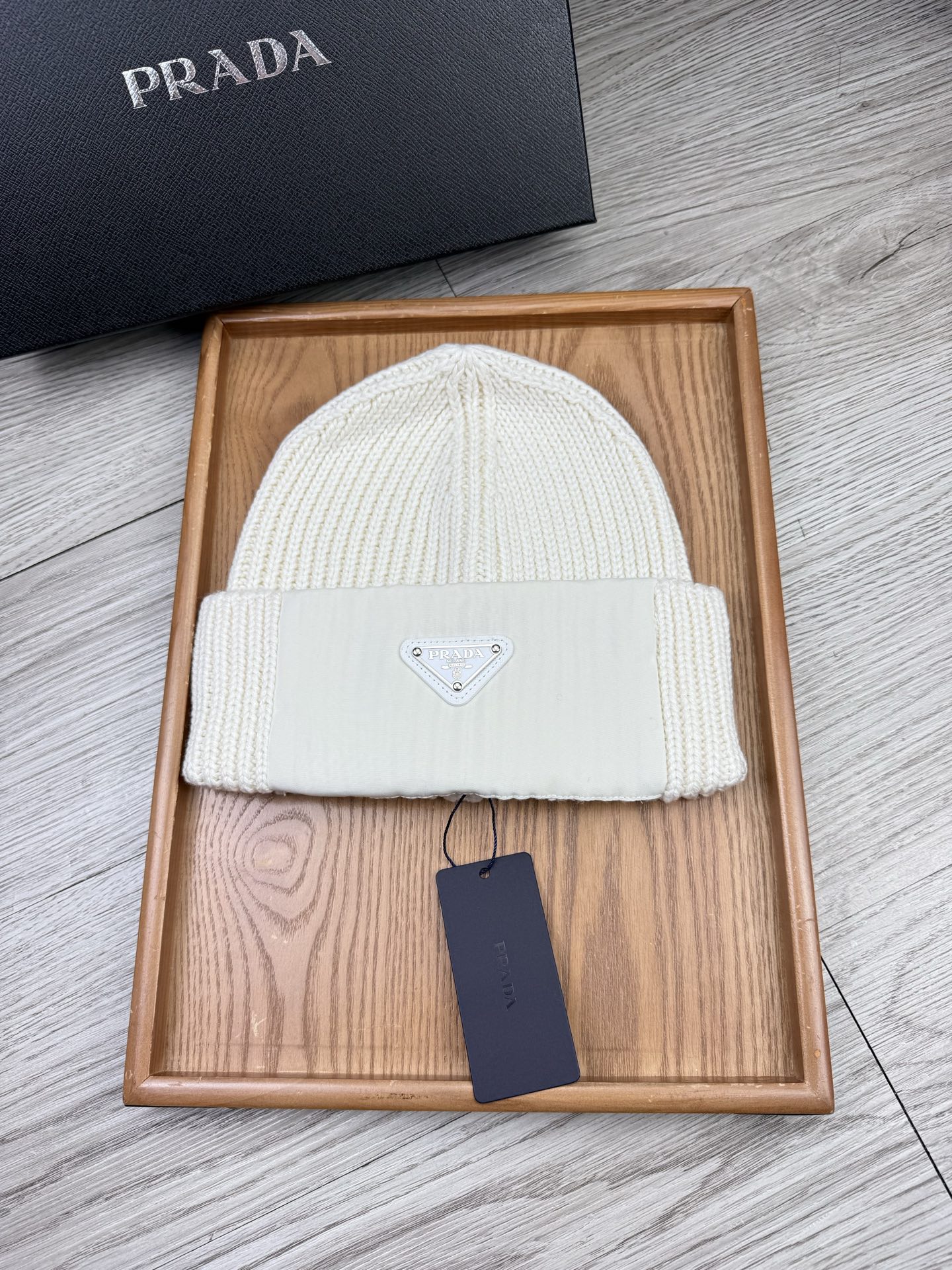 。Prada。福利！【细毛线针织单帽】新款上架，特别实惠的一个系列帽子，面料：细毛线。密度紧致！毛线针织