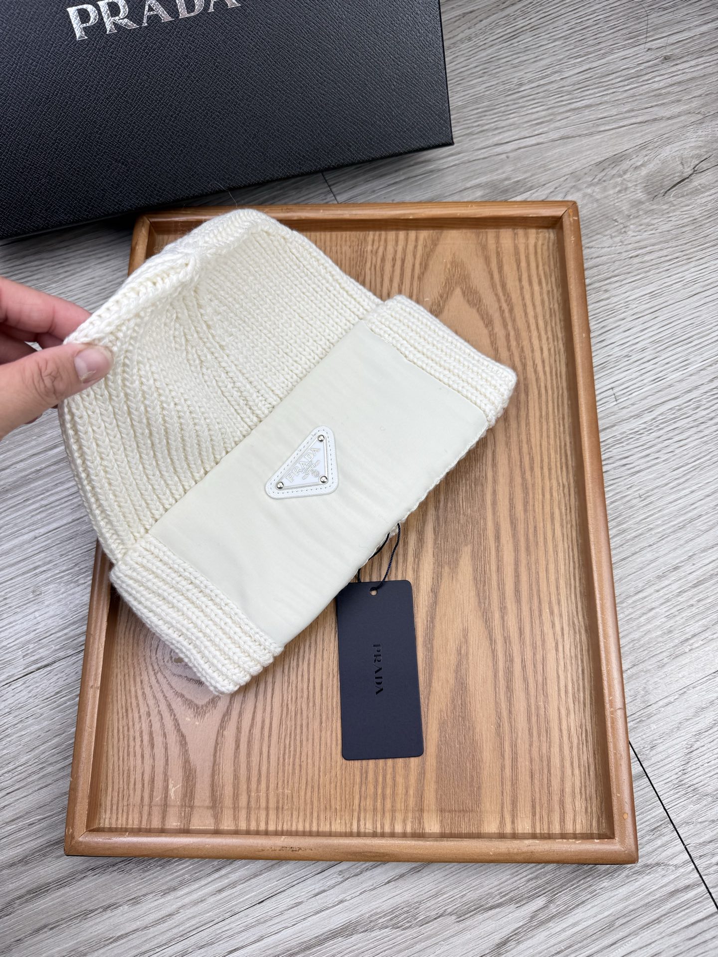 。Prada。福利！【细毛线针织单帽】新款上架，特别实惠的一个系列帽子，面料：细毛线。密度紧致！毛线针织