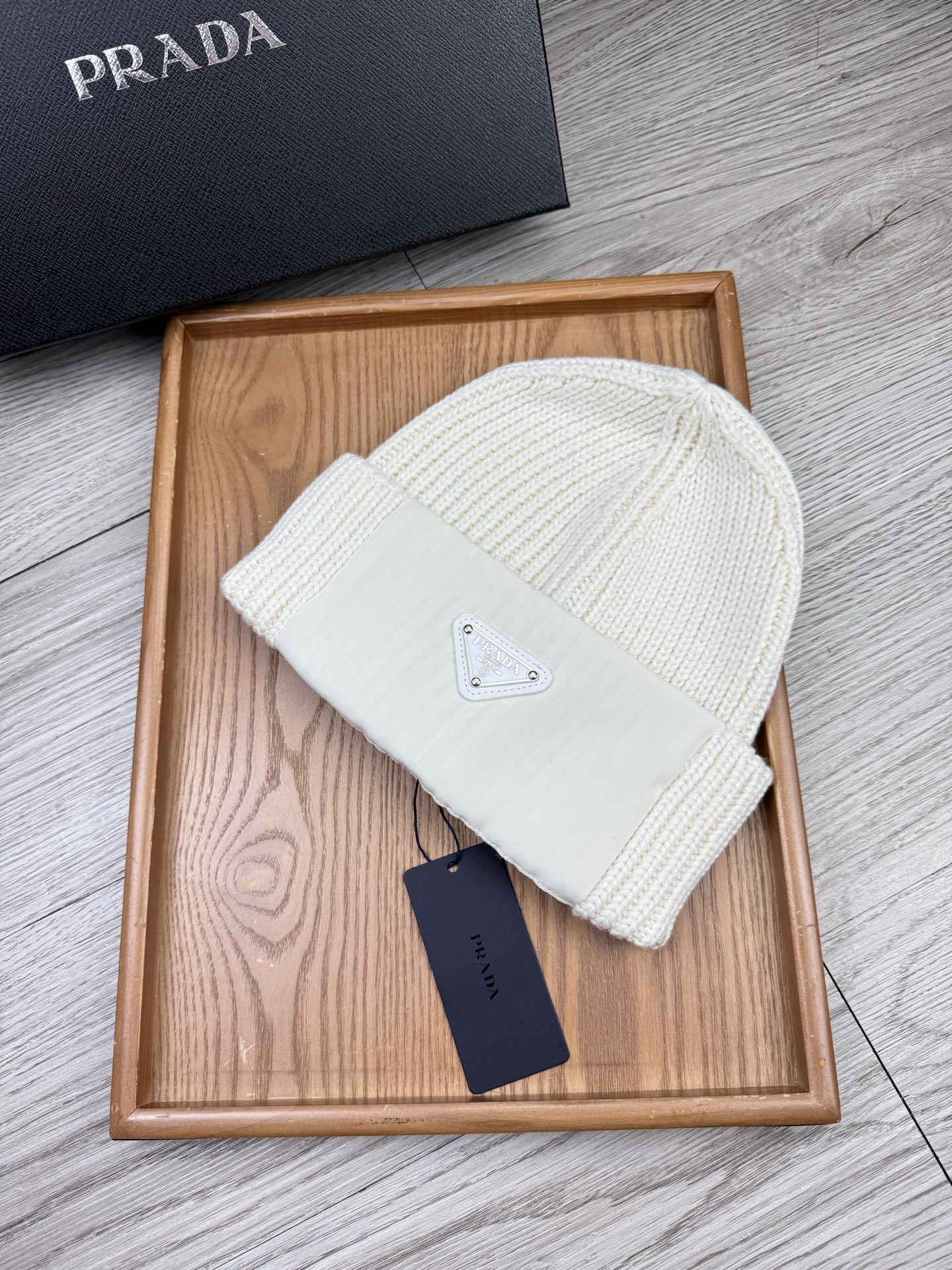 。Prada。福利！【细毛线针织单帽】新款上架，特别实惠的一个系列帽子，面料：细毛线。密度紧致！毛线针织