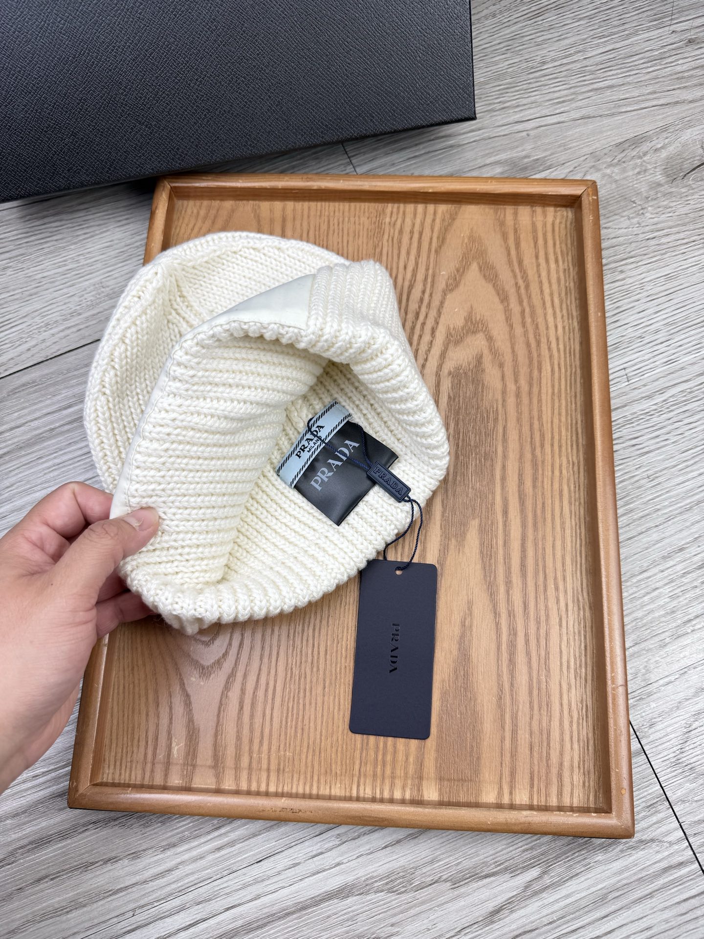 。Prada。福利！【细毛线针织单帽】新款上架，特别实惠的一个系列帽子，面料：细毛线。密度紧致！毛线针织