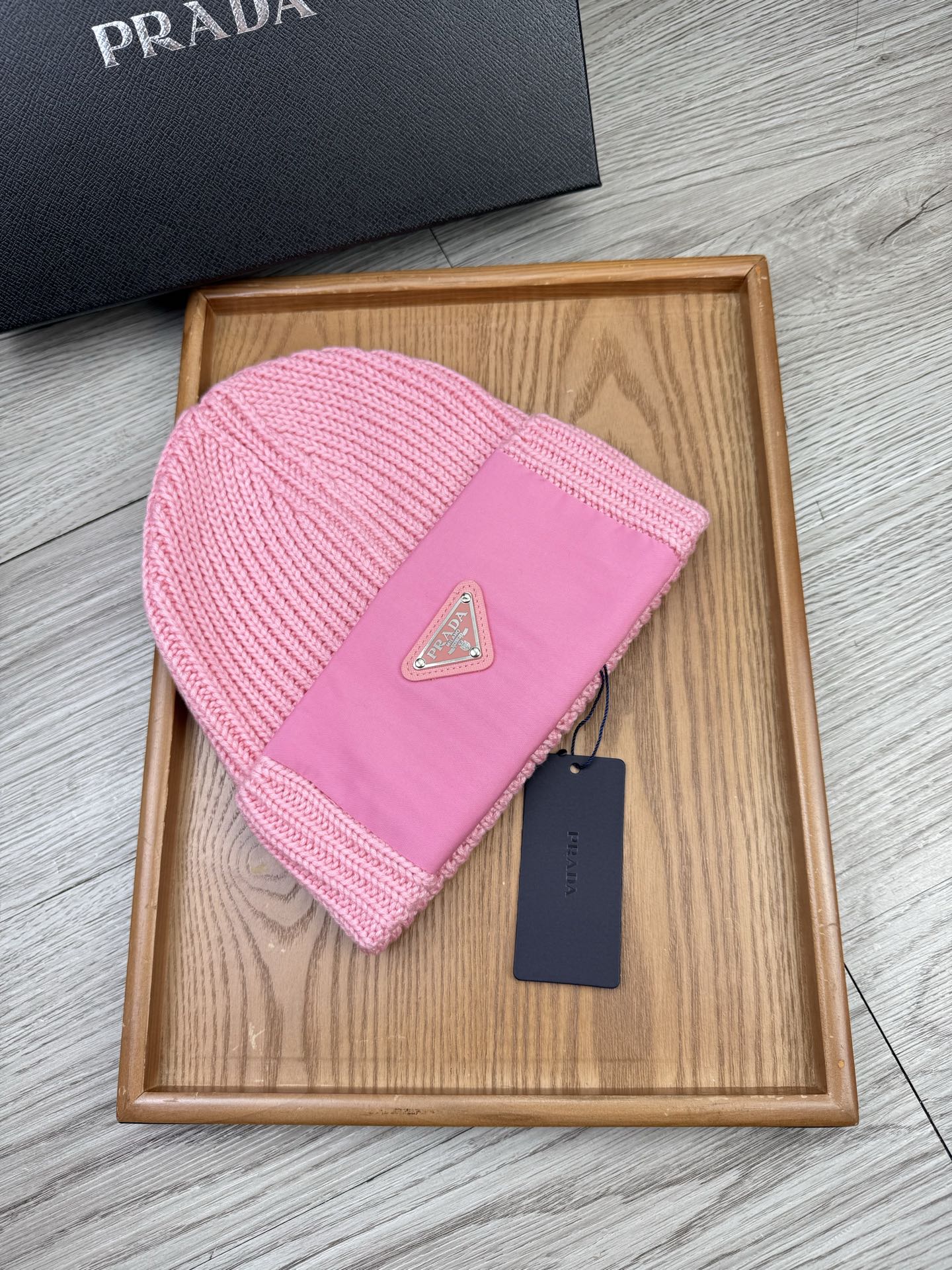 。Prada。福利！【细毛线针织单帽】新款上架，特别实惠的一个系列帽子，面料：细毛线。密度紧致！毛线针织