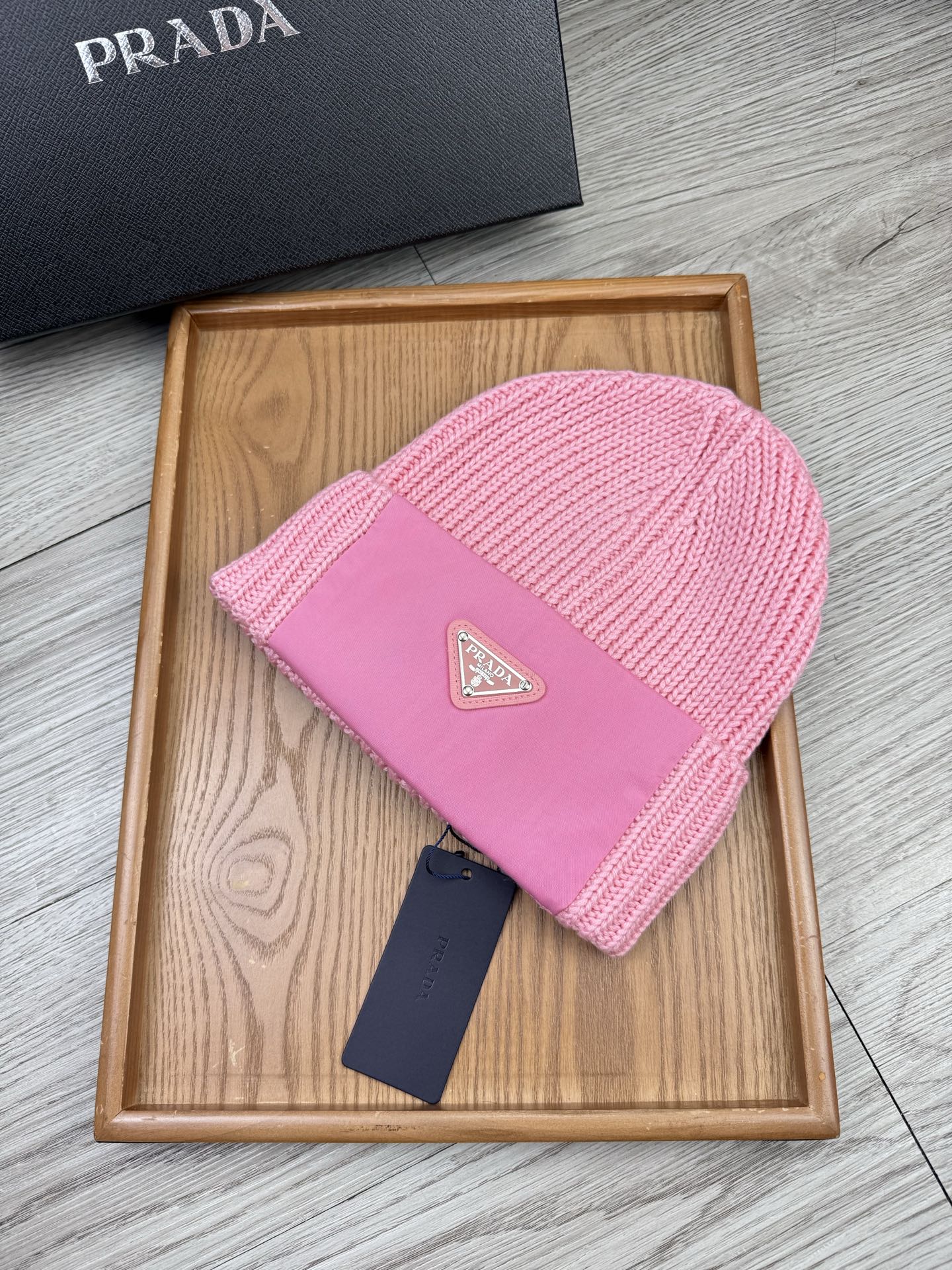 。Prada。福利！【细毛线针织单帽】新款上架，特别实惠的一个系列帽子，面料：细毛线。密度紧致！毛线针织