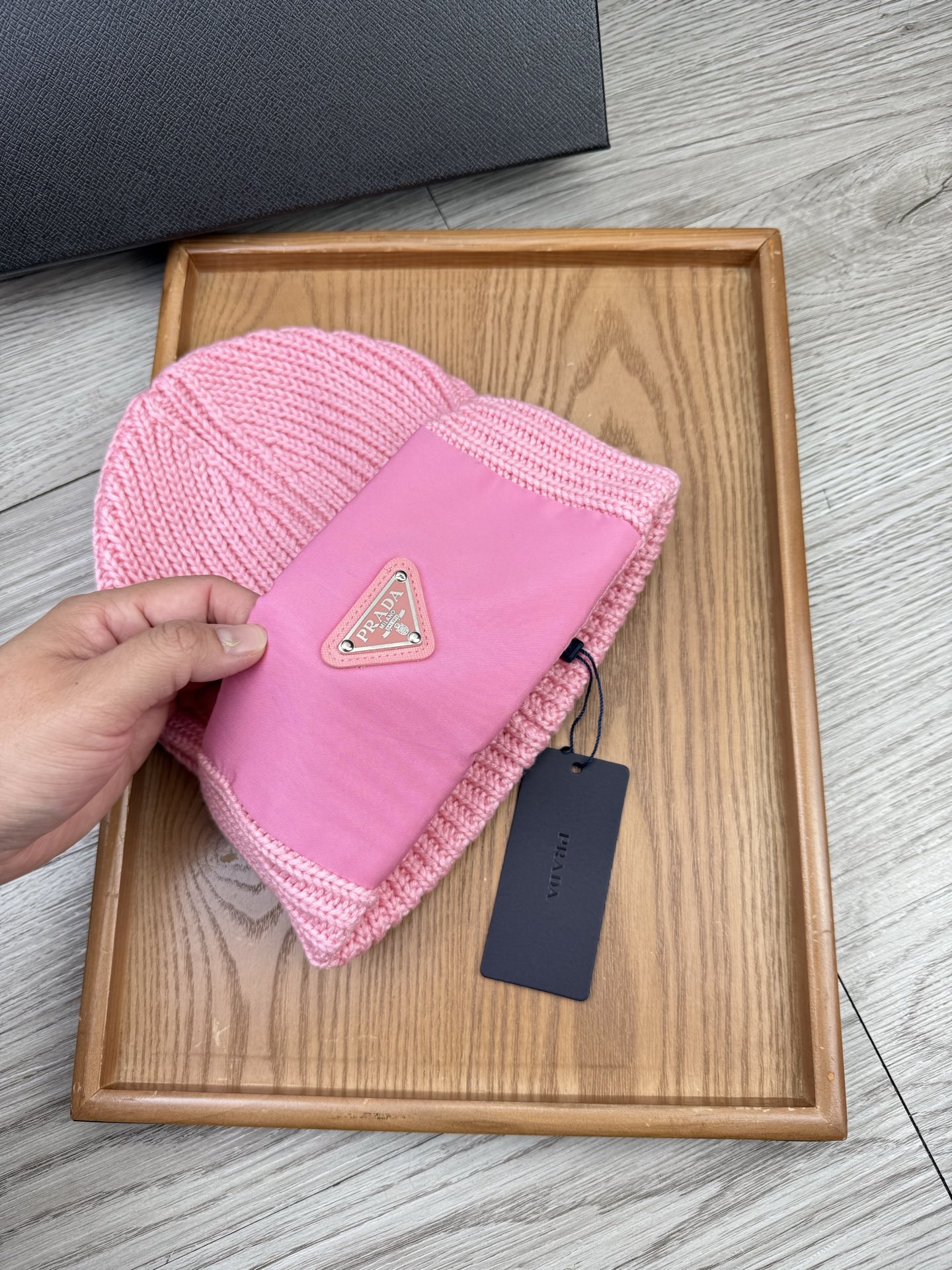 。Prada。福利！【细毛线针织单帽】新款上架，特别实惠的一个系列帽子，面料：细毛线。密度紧致！毛线针织