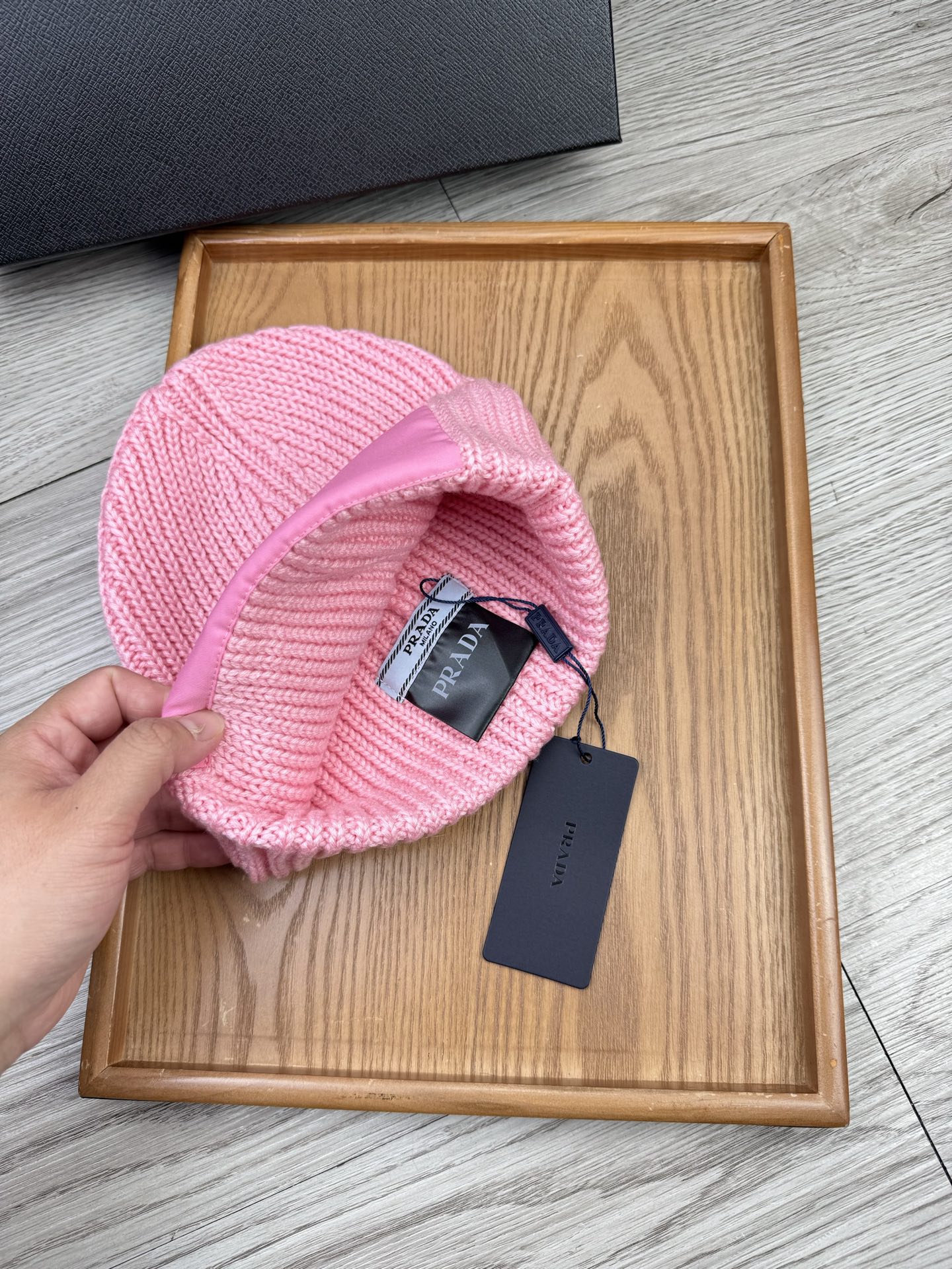 。Prada。福利！【细毛线针织单帽】新款上架，特别实惠的一个系列帽子，面料：细毛线。密度紧致！毛线针织