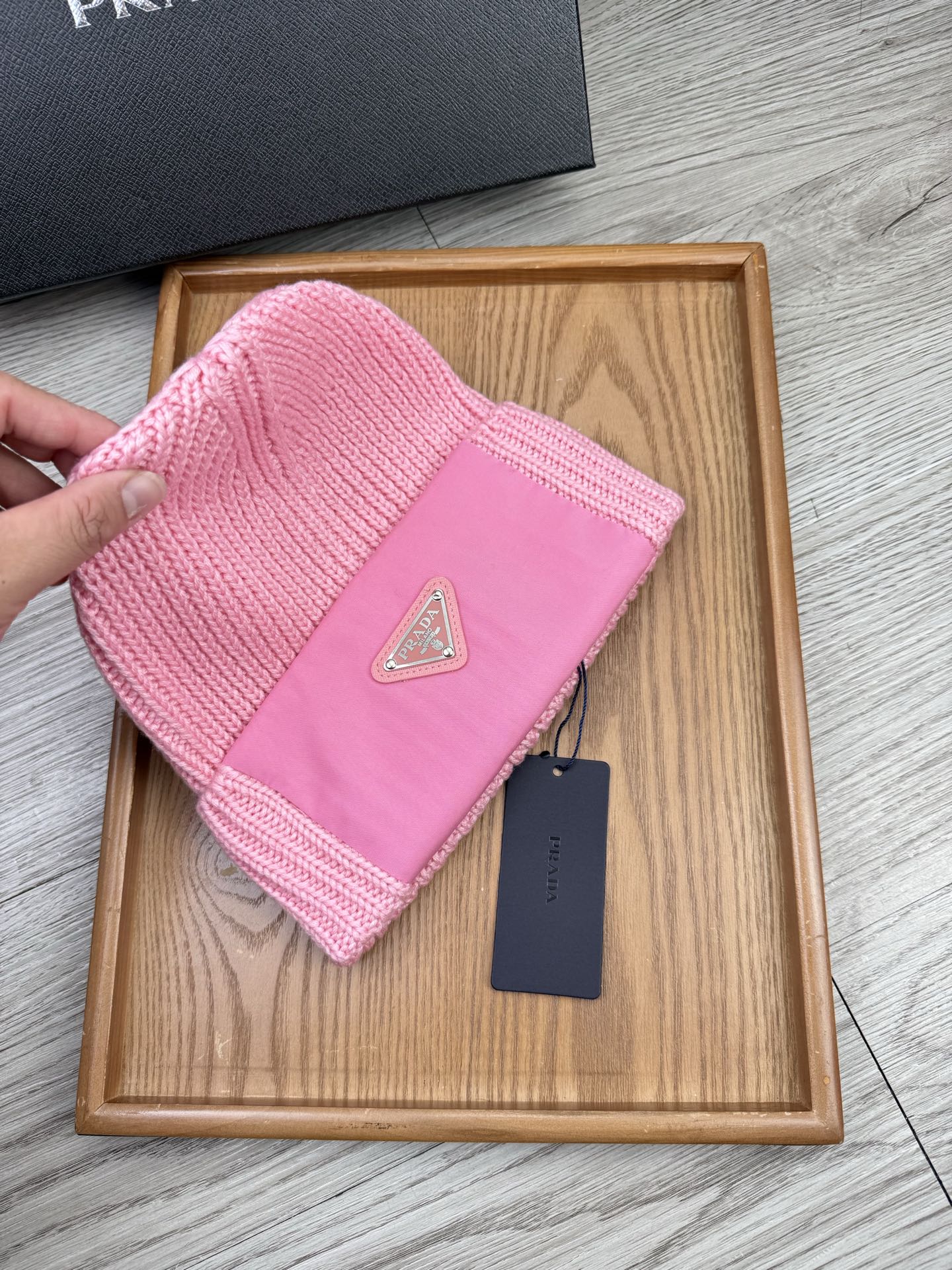 。Prada。福利！【细毛线针织单帽】新款上架，特别实惠的一个系列帽子，面料：细毛线。密度紧致！毛线针织