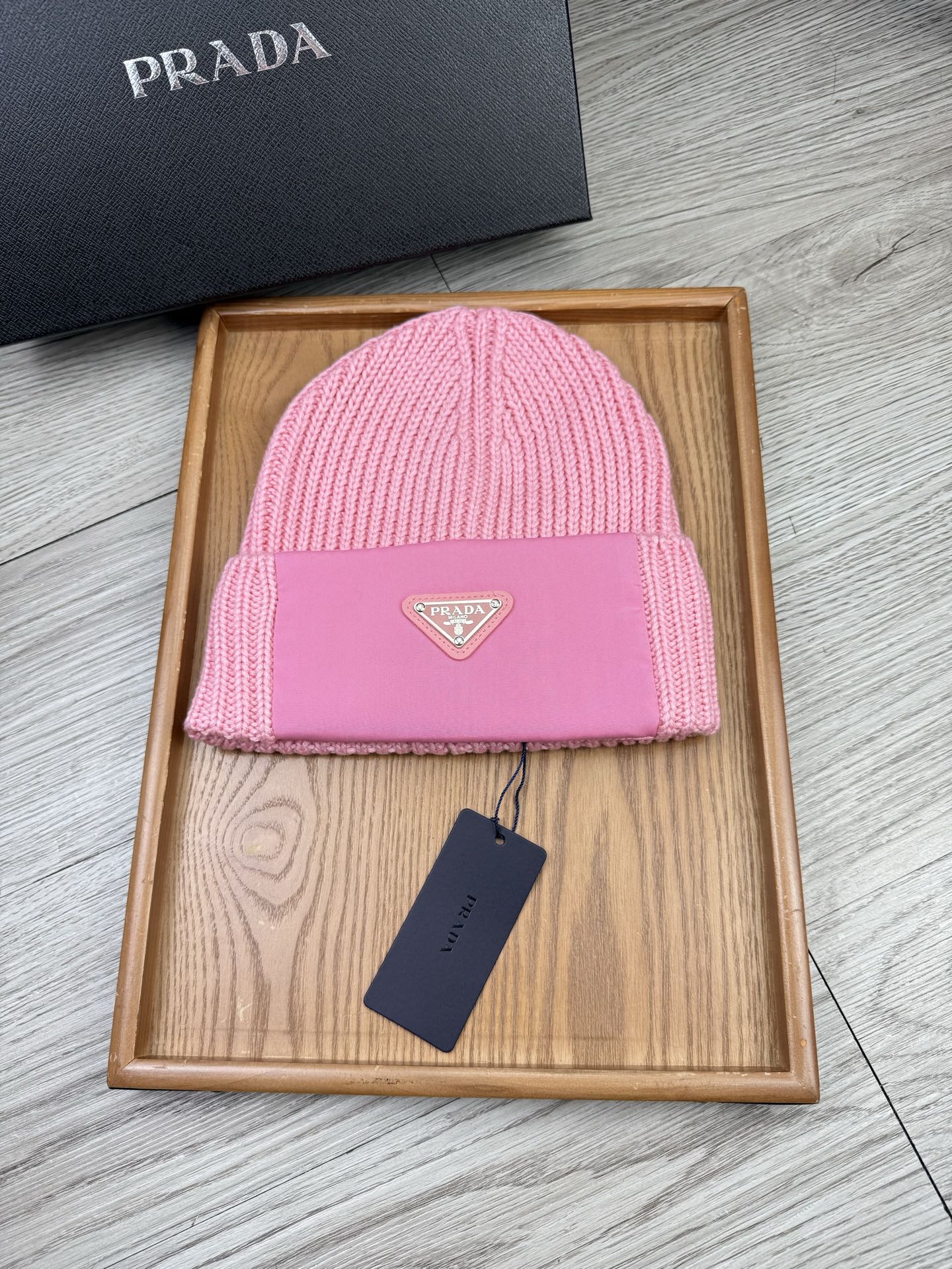 。Prada。福利！【细毛线针织单帽】新款上架，特别实惠的一个系列帽子，面料：细毛线。密度紧致！毛线针织