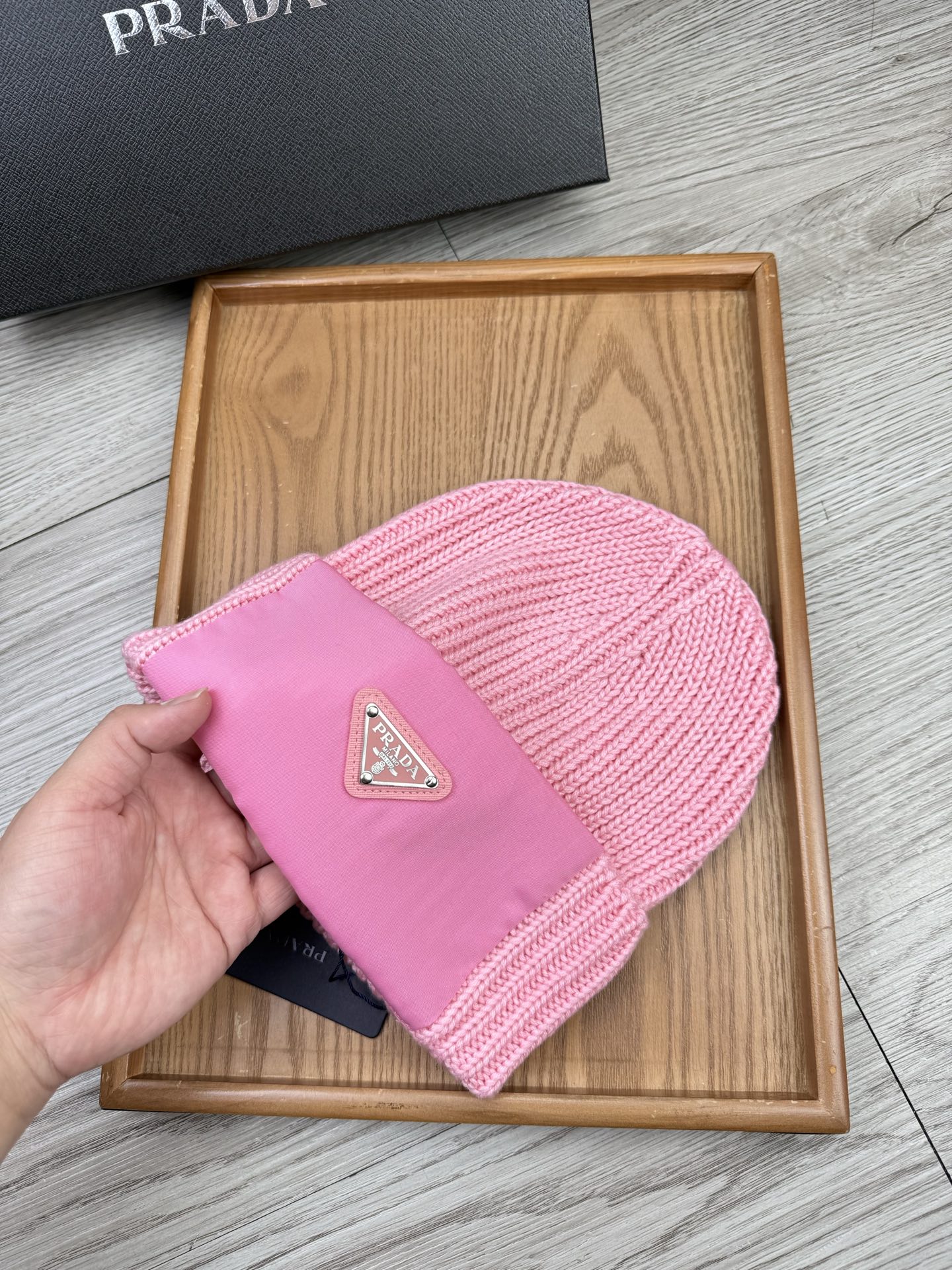 。Prada。福利！【细毛线针织单帽】新款上架，特别实惠的一个系列帽子，面料：细毛线。密度紧致！毛线针织