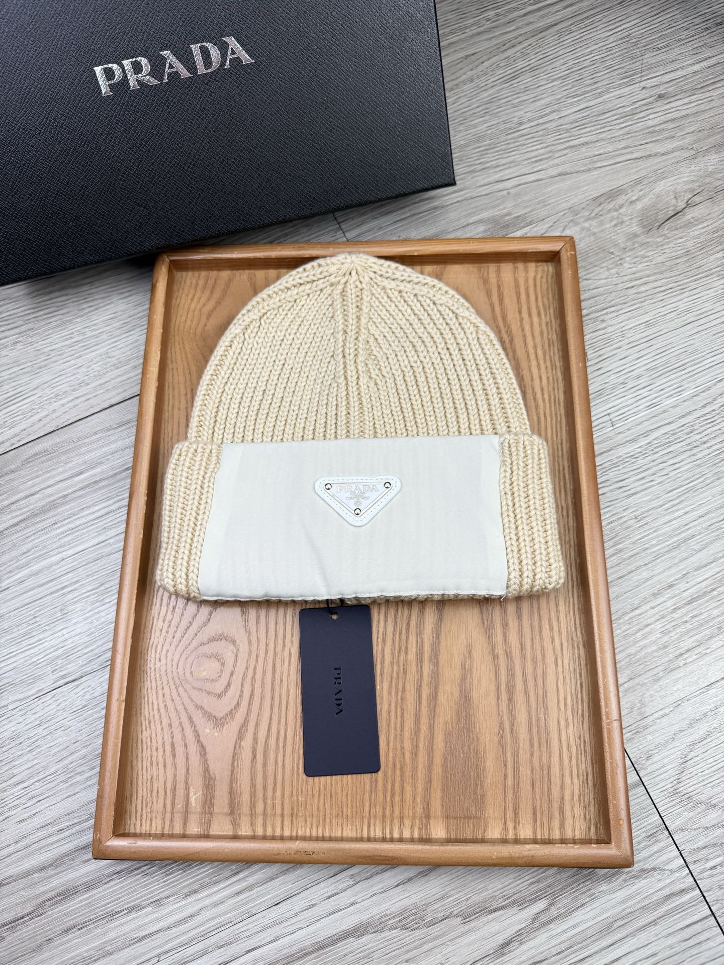 。Prada。福利！【细毛线针织单帽】新款上架，特别实惠的一个系列帽子，面料：细毛线。密度紧致！毛线针织