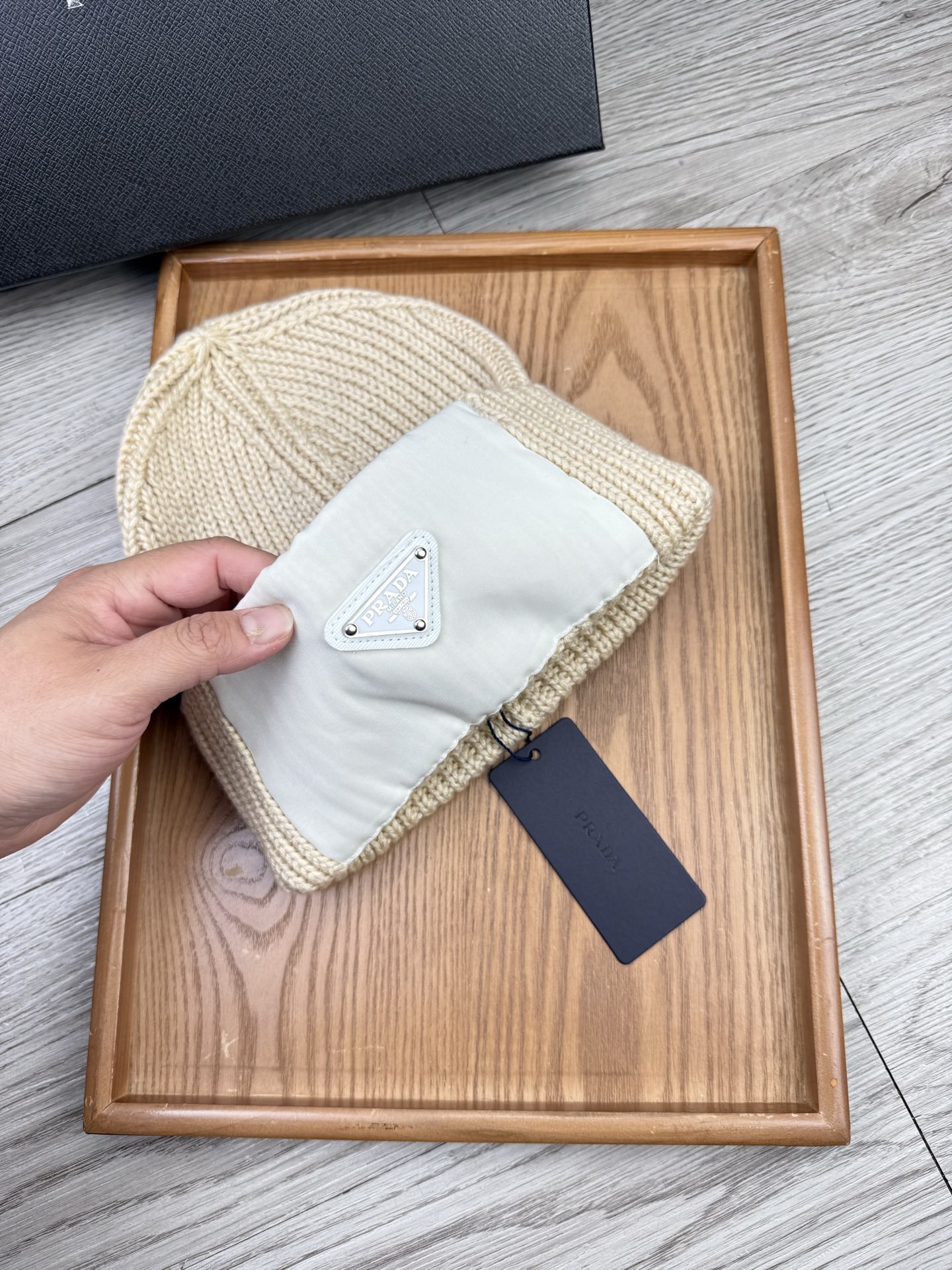 。Prada。福利！【细毛线针织单帽】新款上架，特别实惠的一个系列帽子，面料：细毛线。密度紧致！毛线针织