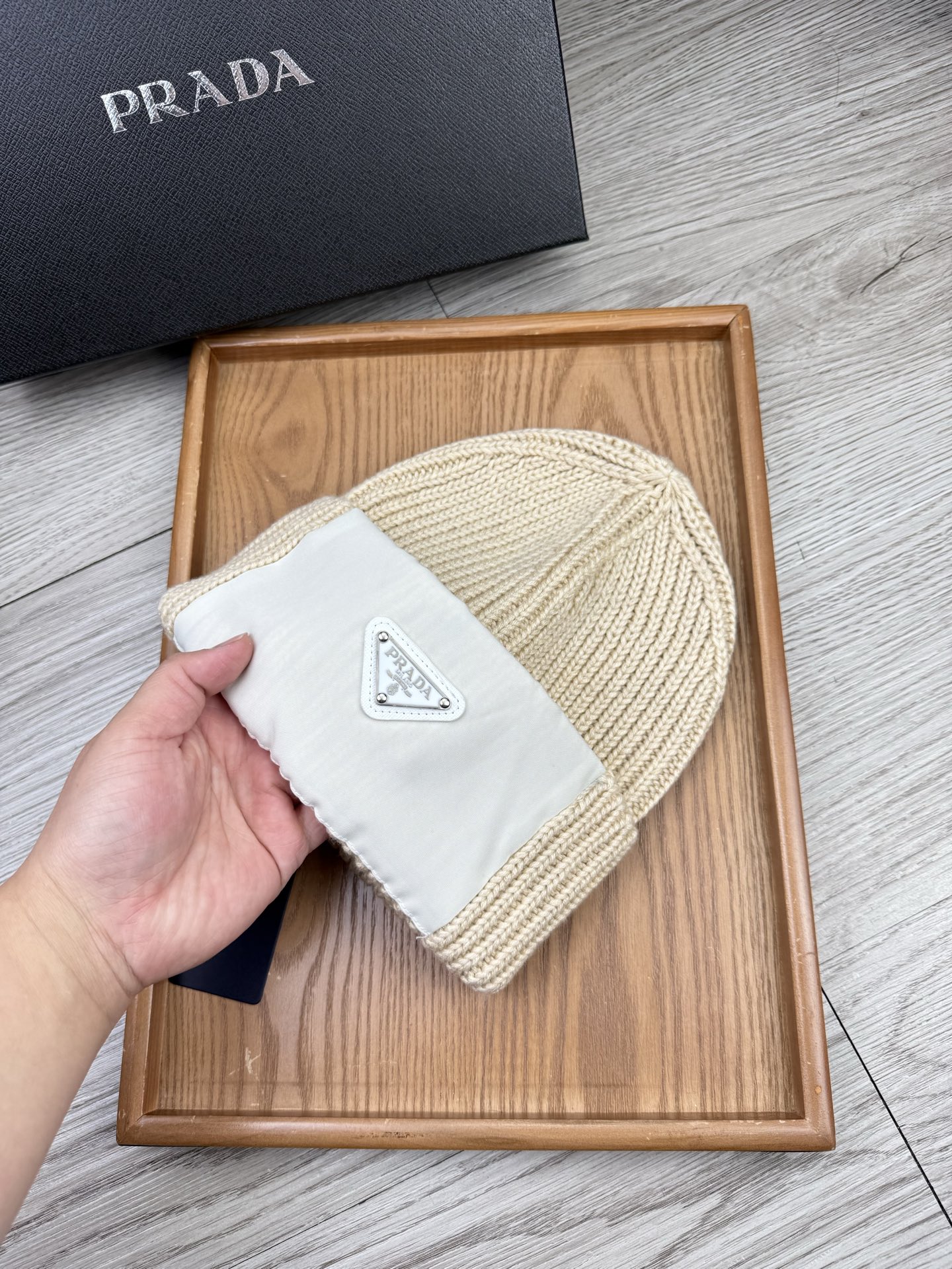 。Prada。福利！【细毛线针织单帽】新款上架，特别实惠的一个系列帽子，面料：细毛线。密度紧致！毛线针织