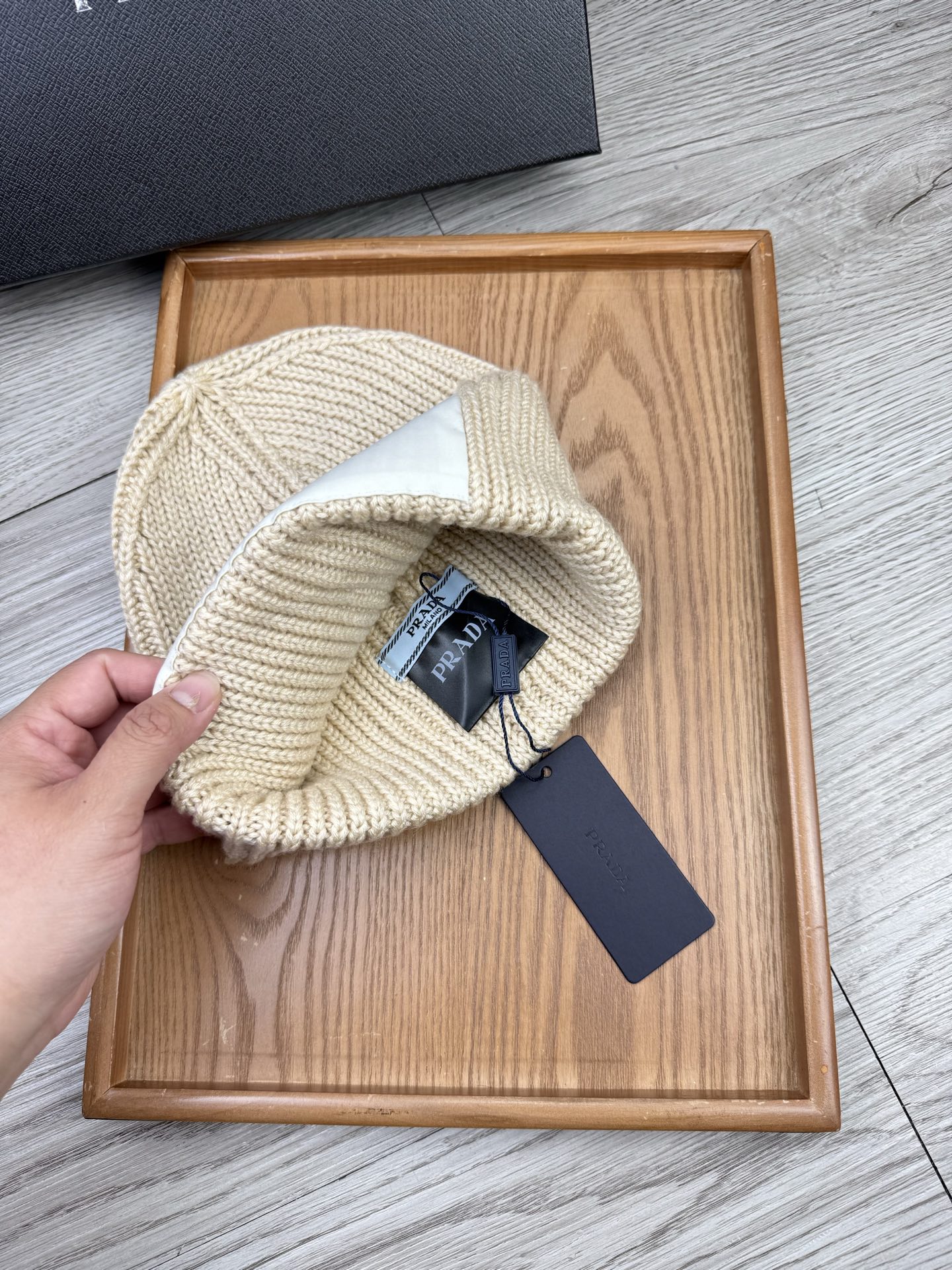 。Prada。福利！【细毛线针织单帽】新款上架，特别实惠的一个系列帽子，面料：细毛线。密度紧致！毛线针织