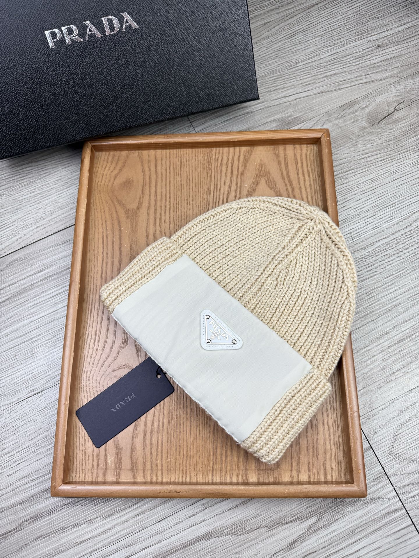 。Prada。福利！【细毛线针织单帽】新款上架，特别实惠的一个系列帽子，面料：细毛线。密度紧致！毛线针织