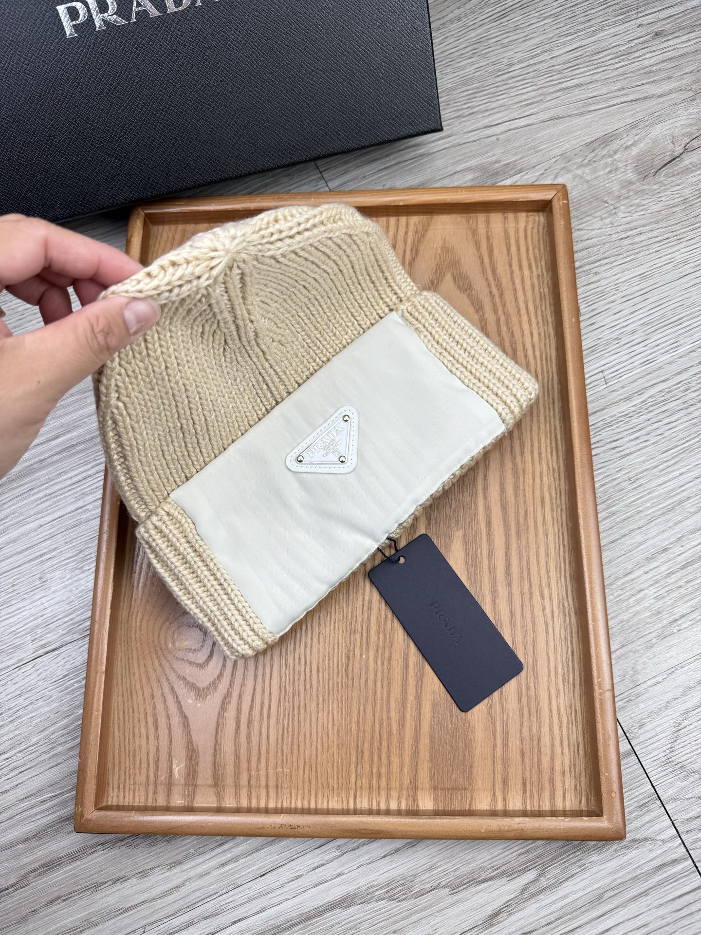 。Prada。福利！【细毛线针织单帽】新款上架，特别实惠的一个系列帽子，面料：细毛线。密度紧致！毛线针织