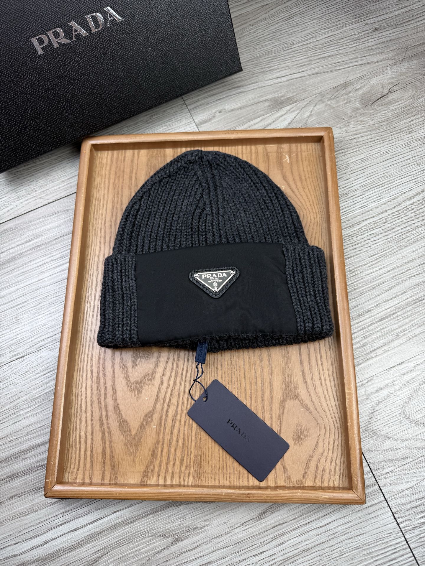 。Prada。福利！【细毛线针织单帽】新款上架，特别实惠的一个系列帽子，面料：细毛线。密度紧致！毛线针织