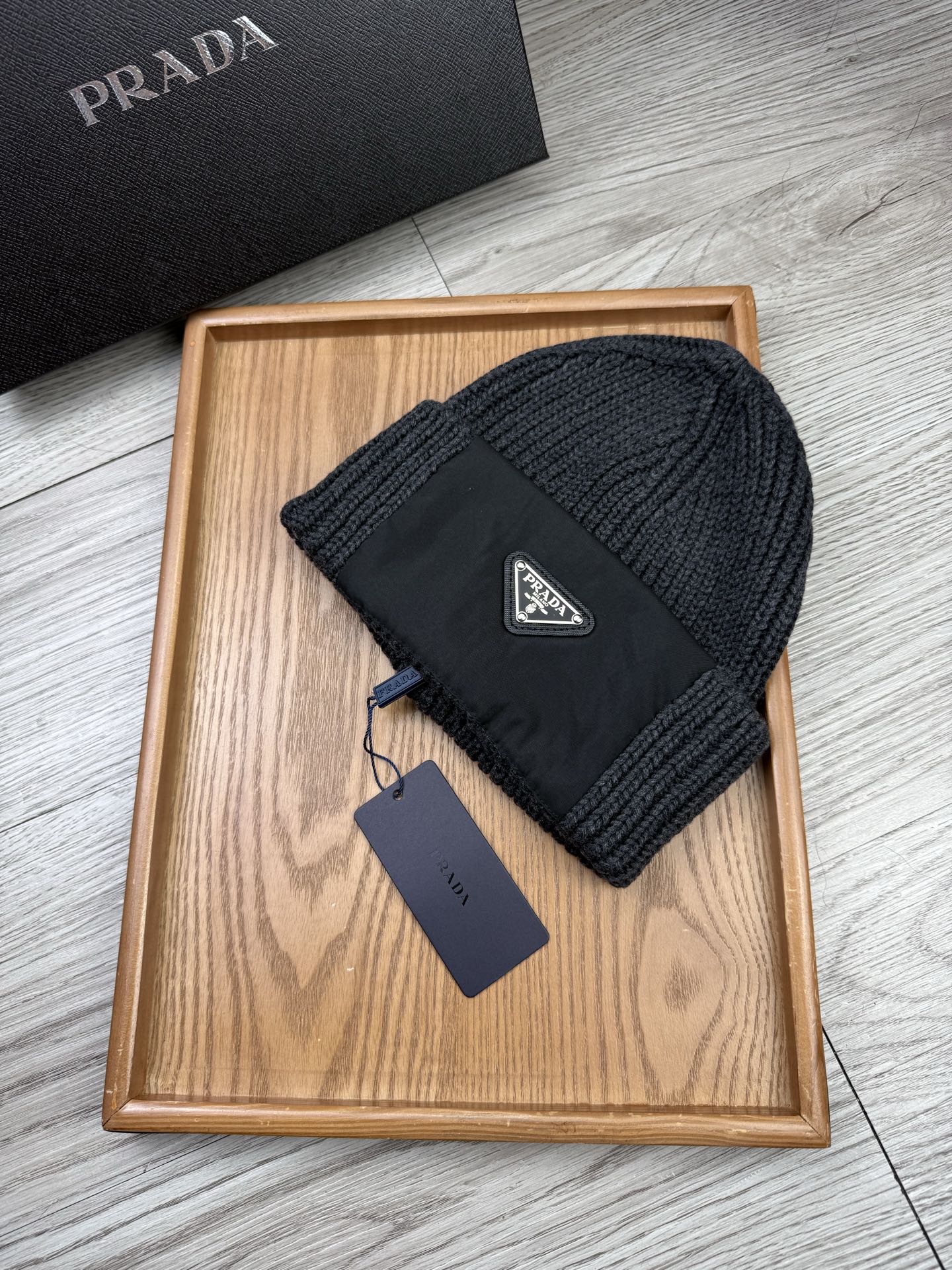 。Prada。福利！【细毛线针织单帽】新款上架，特别实惠的一个系列帽子，面料：细毛线。密度紧致！毛线针织