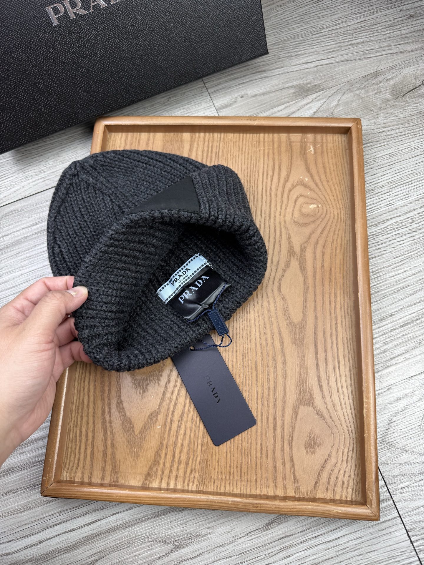 。Prada。福利！【细毛线针织单帽】新款上架，特别实惠的一个系列帽子，面料：细毛线。密度紧致！毛线针织